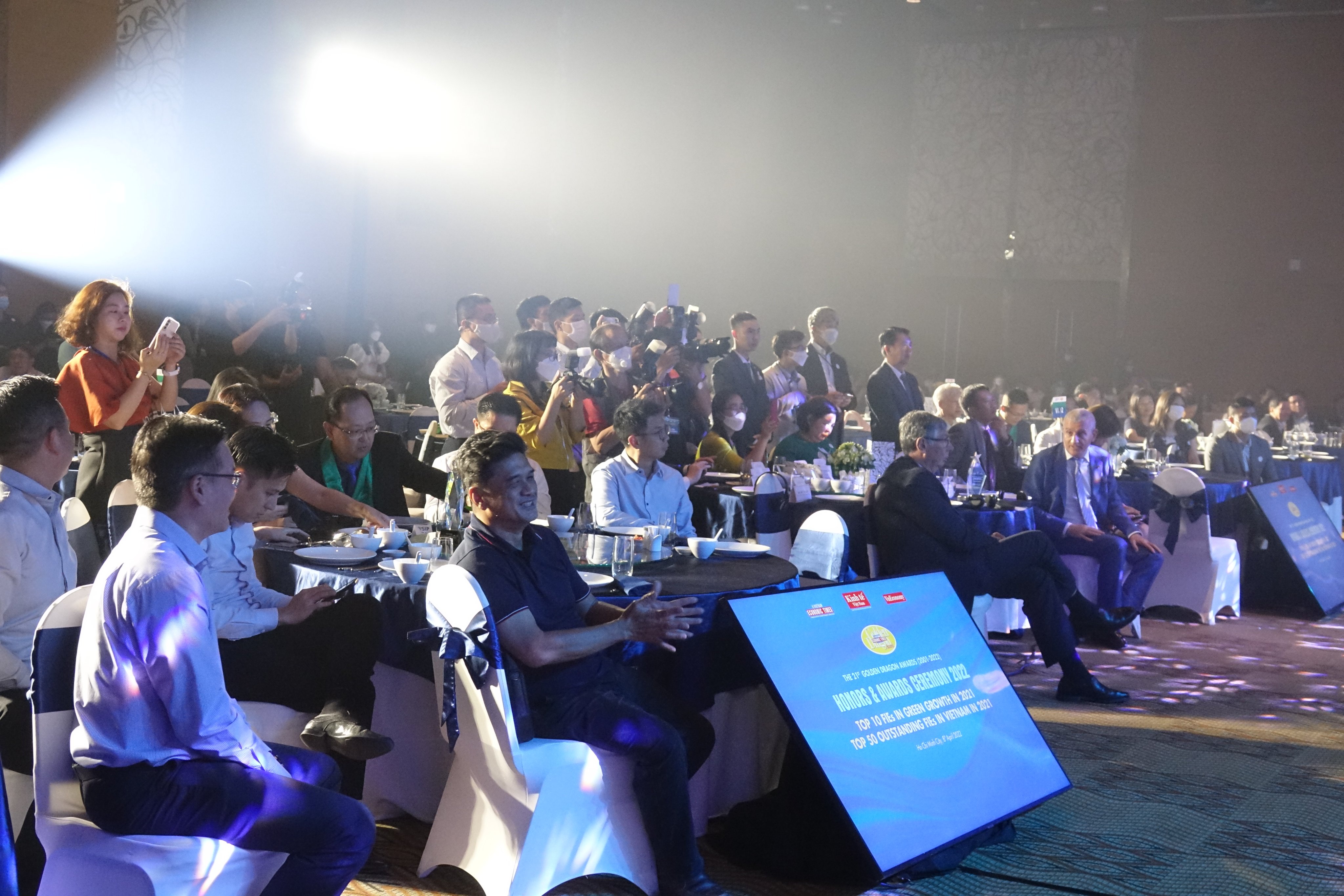 B&ecirc;n lề Diễn đ&agrave;n Nhịp cầu Ph&aacute;t triển Việt Nam - Vietnam Connect Forum 2022 v&agrave; Lễ vinh danh c&aacute;c doanh nghiệp Rồng v&agrave;ng ti&ecirc;u biểu - Golden Dragon Awards 2022 cũng sẽ diễn ra c&aacute;c cuộc gặp gỡ song phương v&agrave; đa phương giữa c&aacute;c địa phương, doanh nghiệp với đại diện c&aacute;c cơ quan ngoại giao tại Việt Nam (đại sứ qu&aacute;n, l&atilde;nh sự qu&aacute;n), c&aacute;c hiệp hội thương mại nước ngo&agrave;i (AmCham, EuroCham&hellip;). Ngo&agrave;i ra, Ban tổ chức cũng thiết lập một kh&ocirc;ng gian trưng b&agrave;y những h&igrave;nh ảnh, th&agrave;nh tựu nổi bật của địa phương, doanh nghiệp tại khu vực tổ chức Chương tr&igrave;nh. H&agrave;ng trăm ph&oacute;ng vi&ecirc;n cơ quan b&aacute;o ch&iacute; trung ương v&agrave; địa phương đến tham dự, đưa tin về sự kiện - Ảnh: Việt Tuấn.