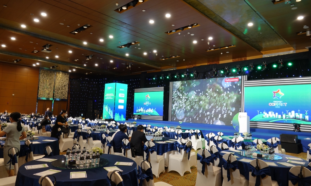 Toàn cảnh hội trường diễn ra sự kiện Diễn đàn Nhịp cầu Phát triển Việt Nam 2022. 
