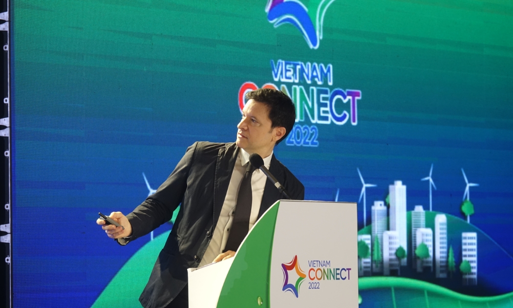 Ông Bruce Delteil, Tổng giám đốc Mc Kinsey & Company khu vực Việt Nam, Lào, Campuchia phát biểu tham luận tại Diễn đàn 
