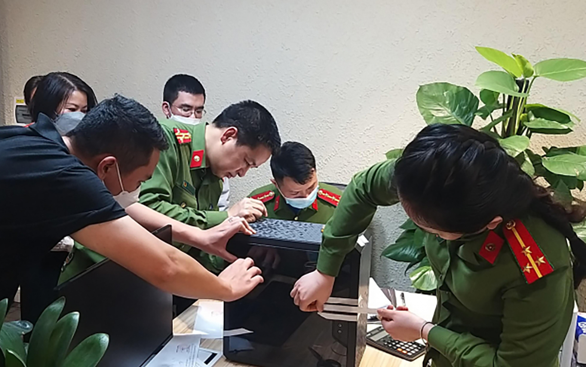 Cảnh sát khám xét trụ sở tập đoàn FLC, tối 29/3. Ảnh: CAND.