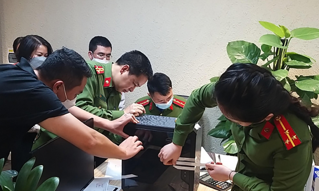 Cảnh sát khám xét trụ sở tập đoàn FLC, tối 29/3. Ảnh: CAND.