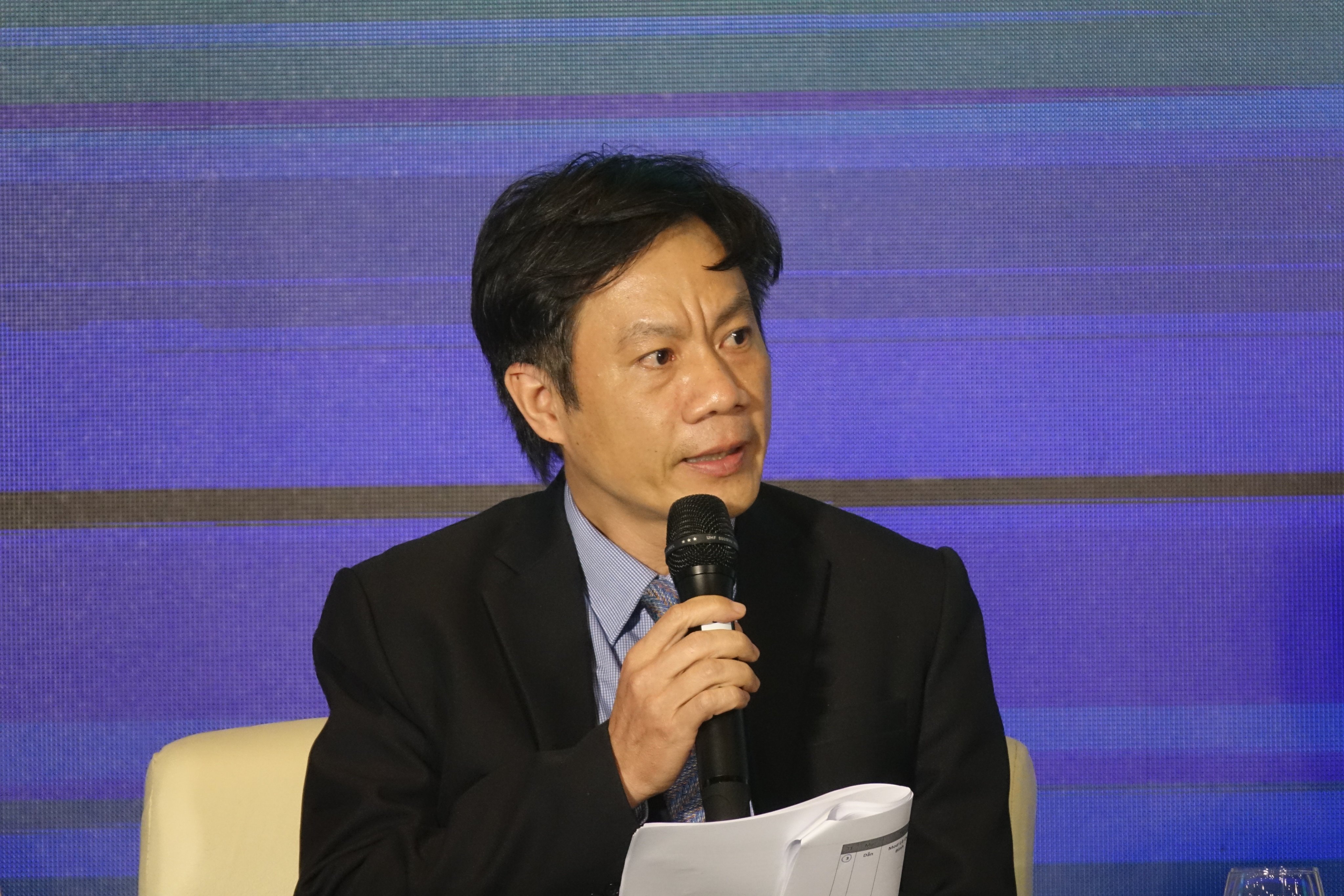 &Ocirc;ng L&ecirc; Duy B&igrave;nh tại Diễn đ&agrave;n ng&agrave;y 8/4.