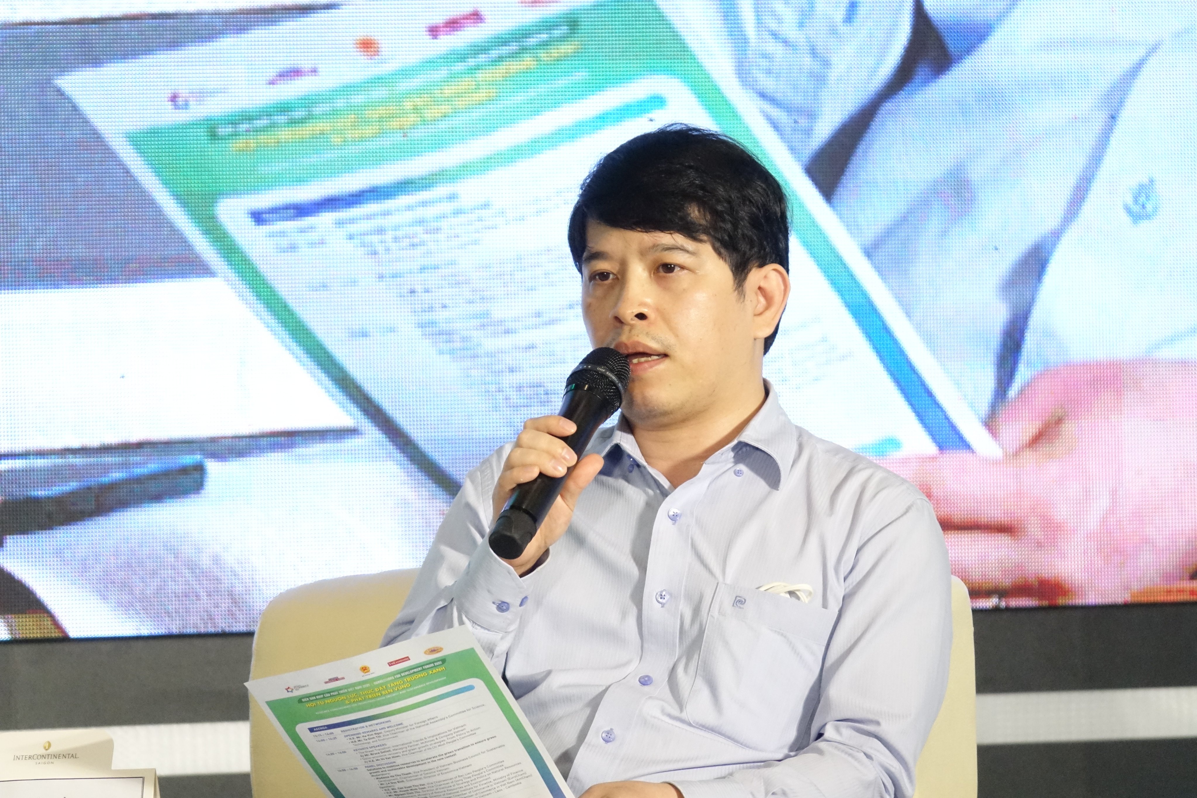 Ông Nguyễn Đình Thọ, Viện trưởng Viện Chiến lược Chính sách Tài nguyên Môi trường, Bộ Tài nguyên & Môi trường phát biểu tại Diễn đàn.