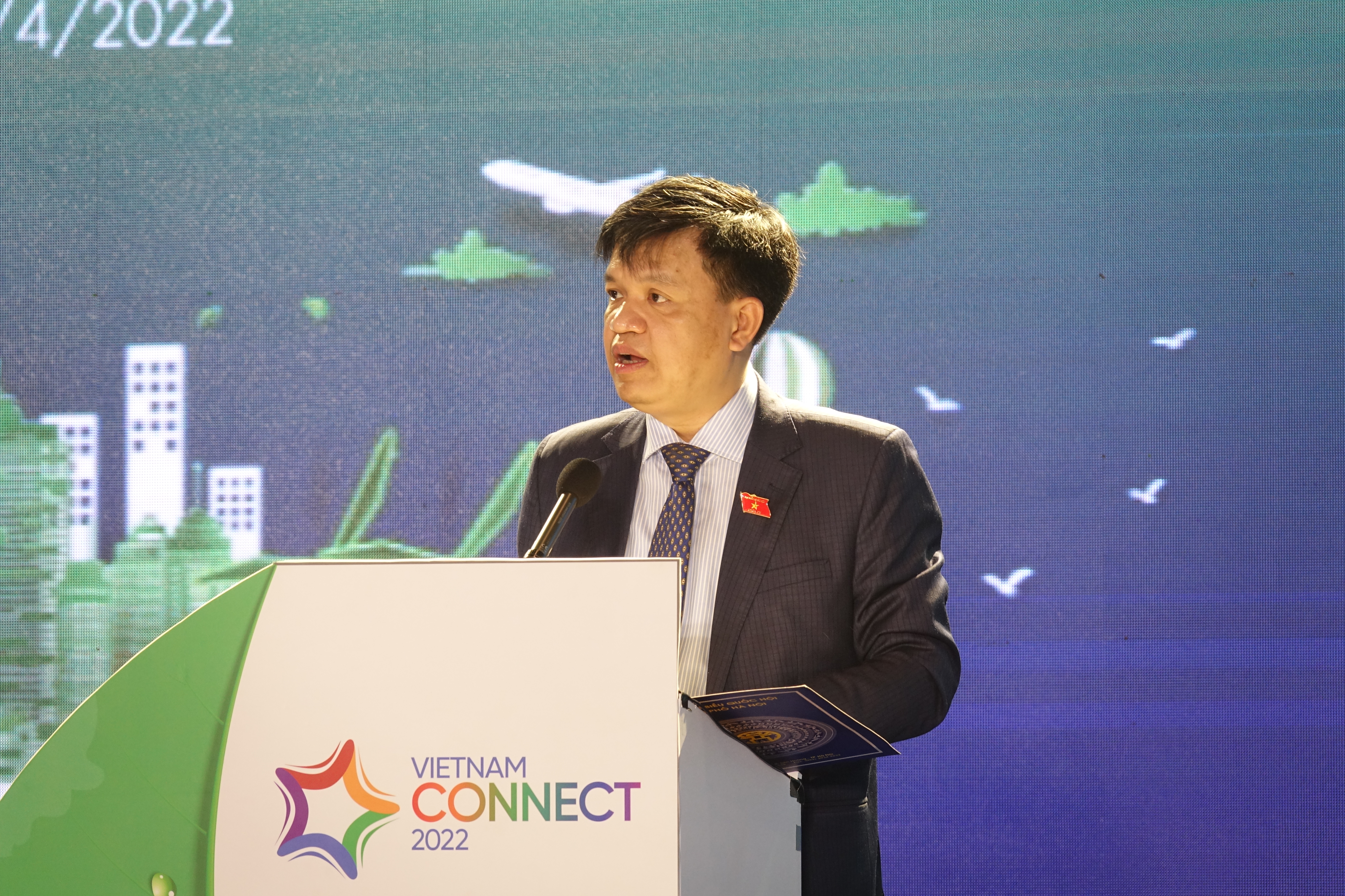 Ông Tạ Đình Thi, Phó Chủ nhiệm Ủy ban Khoa học Công nghệ & Môi trường phát biểu tại Diễn đàn Nhịp cầu Phát triển Việt Nam - Vietnam Connect Forum 2022. Ảnh: Việt Tuấn.