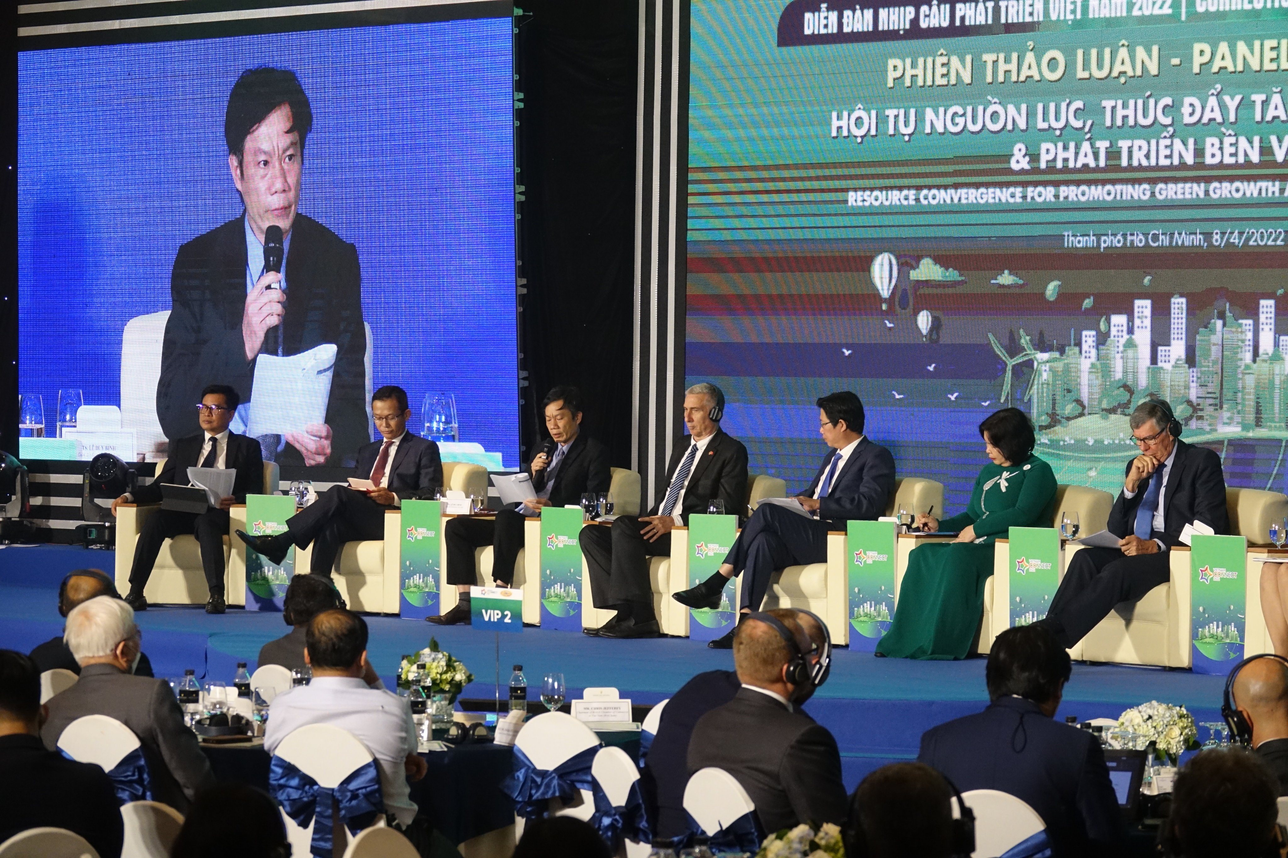 Các diễn giả thảo luận tại Diễn đàn ngày 8/4.