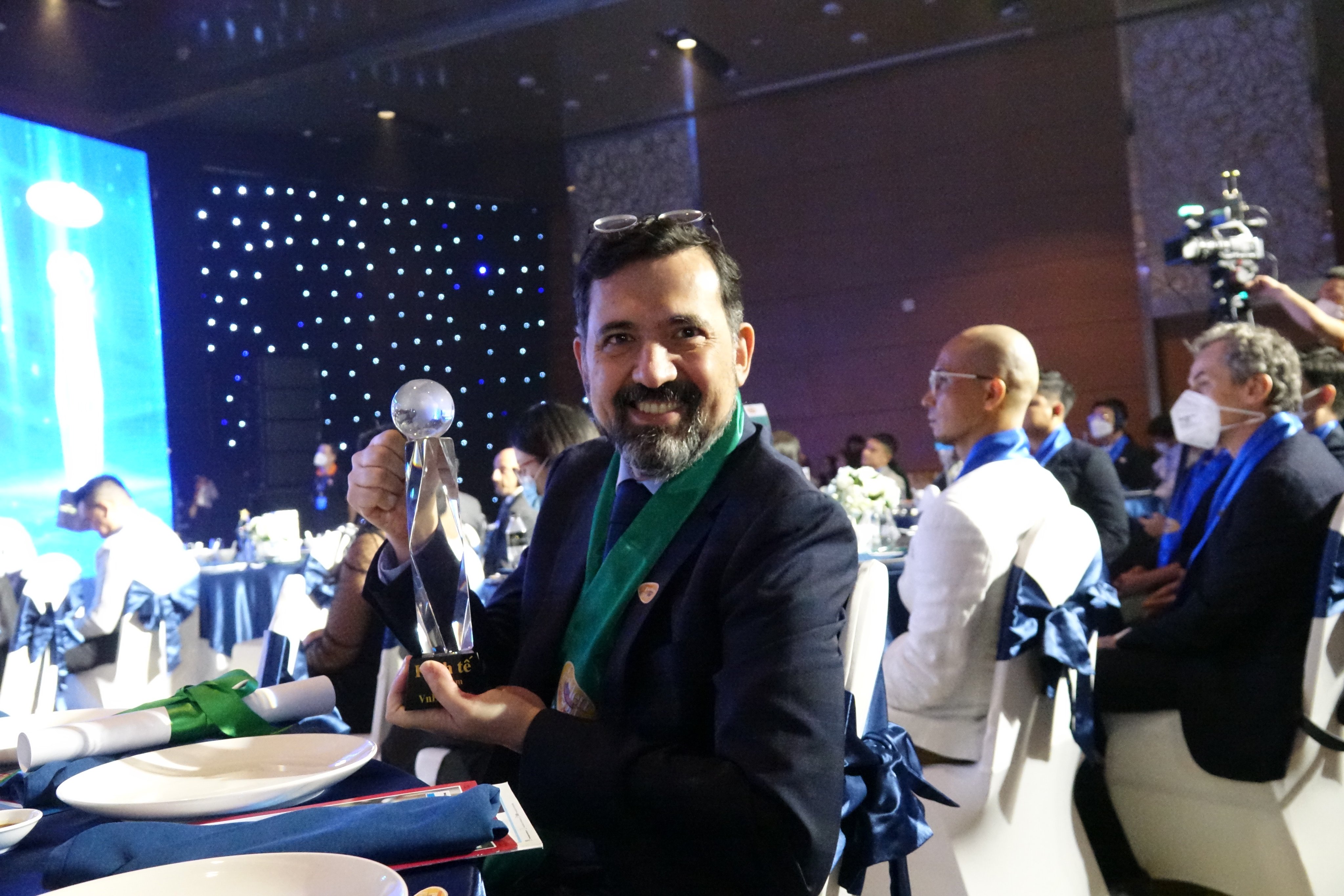 C&aacute;c doanh nghiệp FDI b&agrave;y tỏ vui mừng khi nhận được c&uacute;p vinh danh Rồng V&agrave;ng do Ban tổ chức trao tặng tại Lễ vinh danh&nbsp;c&aacute;c doanh nghiệp FDI ti&ecirc;u biểu, hoạt động hiệu quả, đạt nhiều th&agrave;nh tựu trong ph&aacute;t triển doanh nghiệp v&agrave; nỗ lực đ&oacute;ng g&oacute;p v&igrave; sự ph&aacute;t triển của c&aacute;c ng&agrave;nh kinh tế, c&aacute;c địa phương v&agrave; nền kinh tế Việt Nam năm 2022 - Ảnh: Việt Tuấn.