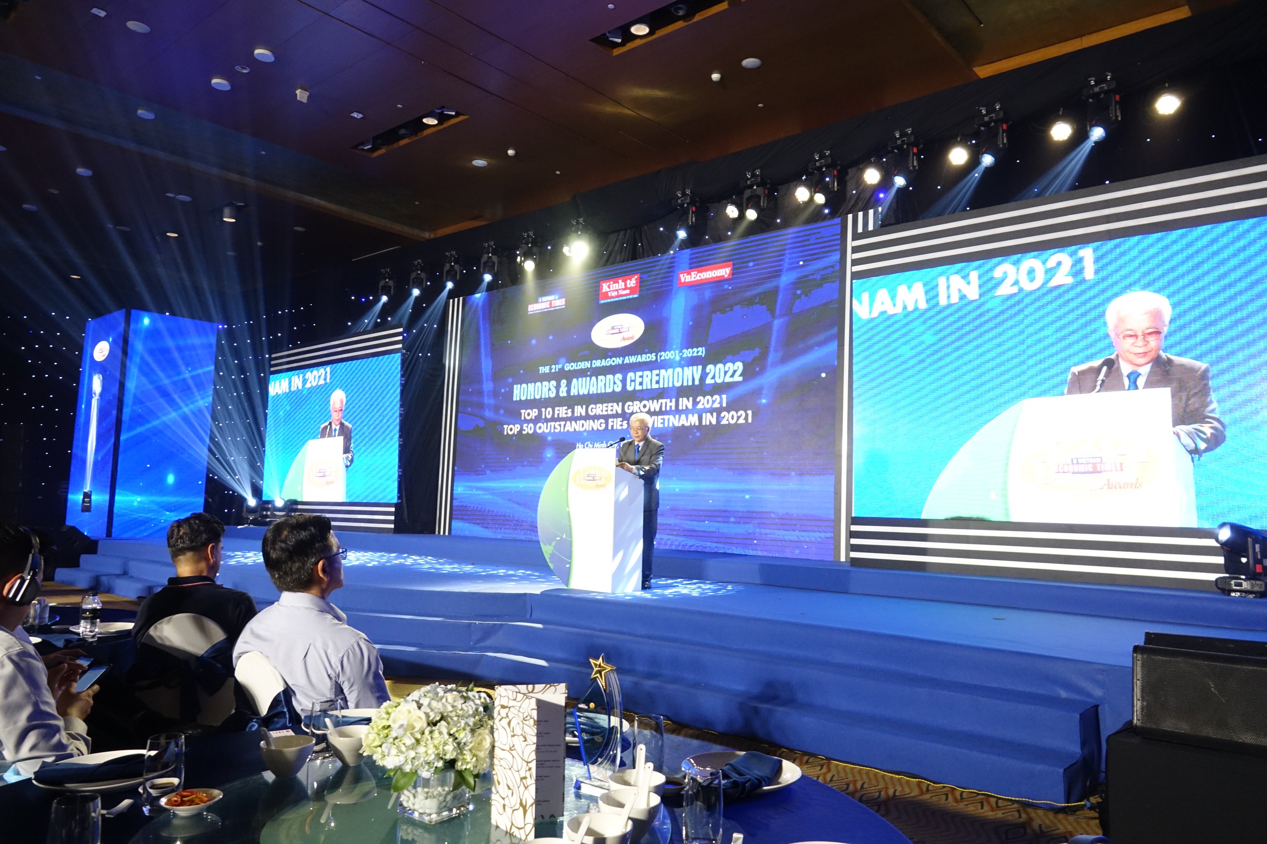 Phát biểu tại Lễ vinh danh, thay mặt Ban tổ chức và Tòa soạn Tạp chí Kinh tế Việt Nam/Vietnam Economic Times, TS. Chử Văn Lâm, Tổng biên tập Tạp chí Kinh tế Việt Nam, gửi lời tri ân tới cộng đồng doanh nghiệp FDI đã hưởng ứng và đồng hành cùng chương trình hơn 20 năm qua, cũng đồng thời là những độc giả đáng kính và trung thành với các ấn phẩm của Tòa soạn VnEconomy và Vietnam Economic Times - Ảnh: Việt Tuấn.