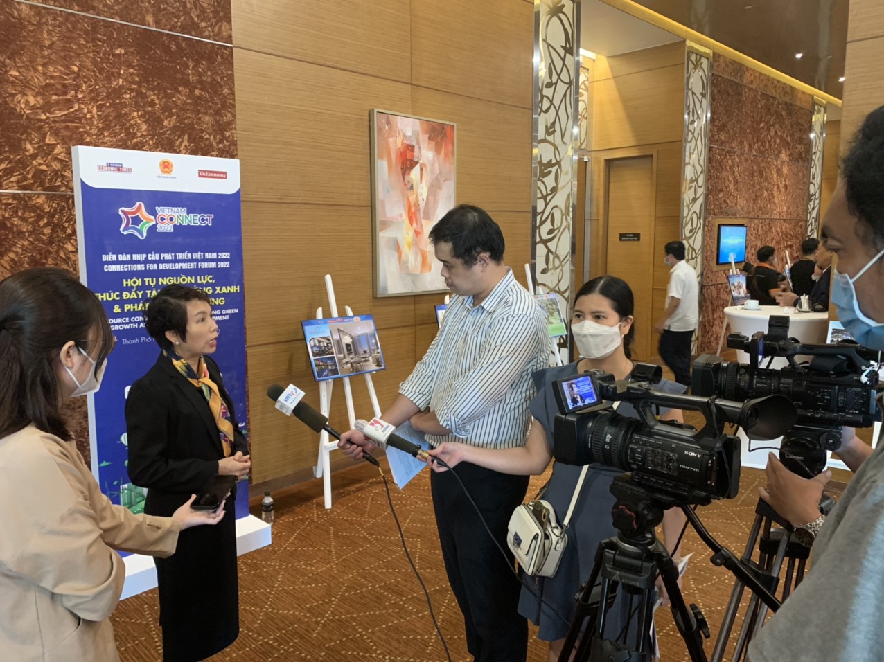 Tại c&aacute;c buổi tiếp x&uacute;c b&ecirc;n lề, c&aacute;c ph&oacute;ng vi&ecirc;n, b&aacute;o ch&iacute; đ&atilde; d&agrave;nh nhiều thời gian để lắng nghe chia sẻ của c&aacute;c nh&agrave; quản l&yacute;, c&aacute;c doanh nghiệp n&oacute;i về những giải ph&aacute;p th&uacute;c đẩy xanh h&oacute;a nền kinh tế. Nhiều nh&agrave; b&aacute;o đ&aacute;nh gi&aacute; rất cao chất lượng th&ocirc;ng tin c&aacute;c diễn giả đ&atilde; cung cấp tại Diễn đ&agrave;n.&nbsp;