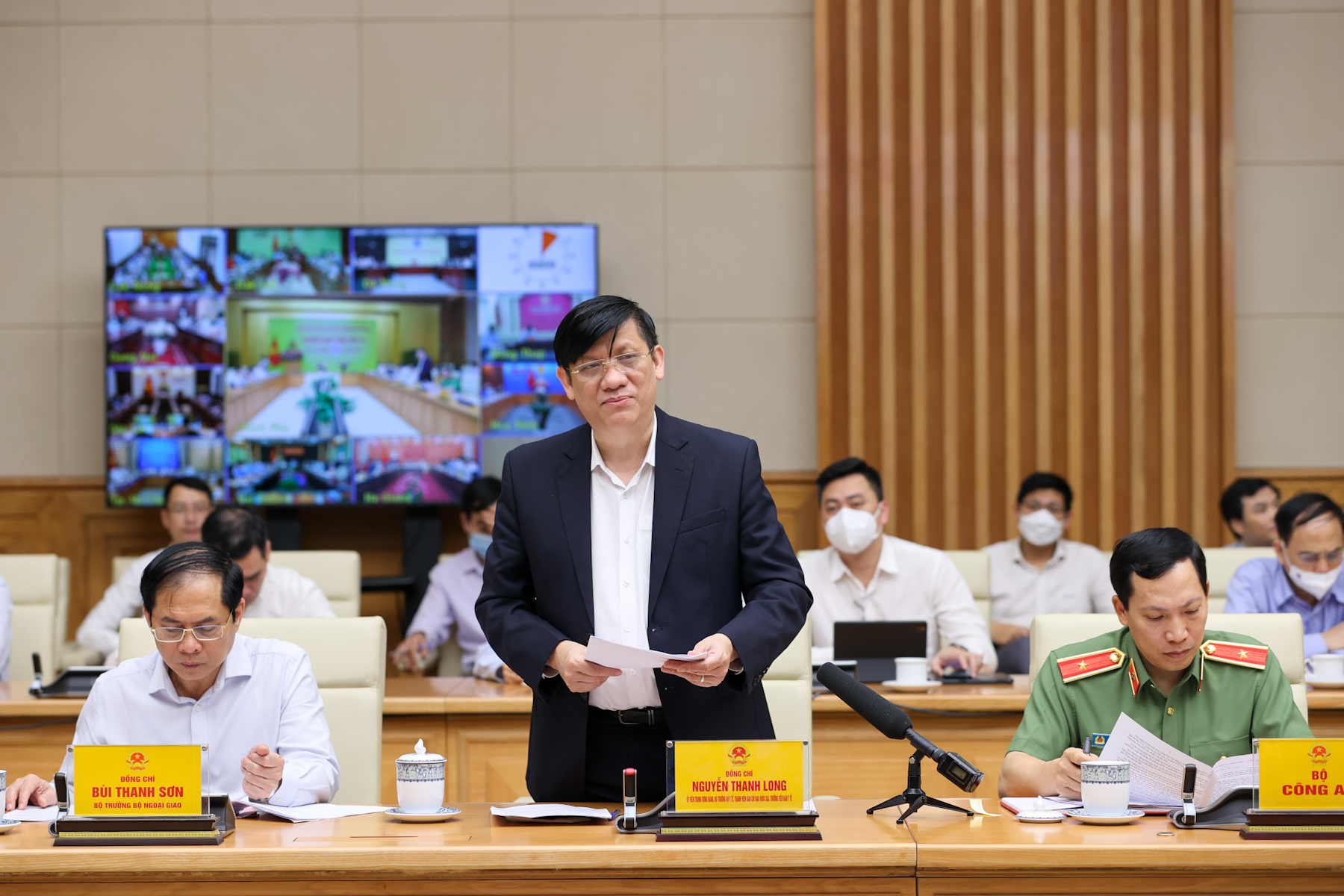 Bộ trưởng Y tế Nguyễn Thanh Long báo cáo tại phiên họp - Ảnh: VGP