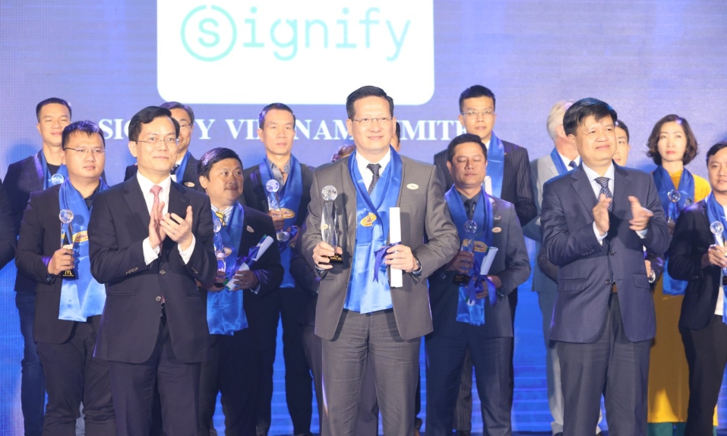 Ông Phùng Hoài Dương- Tổng giám đốc Signify Việt Nam nhận danh hiệu Rồng Vàng 2021-2022.