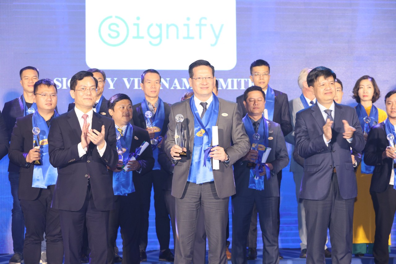 Ông Phùng Hoài Dương- Tổng giám đốc Signify Việt Nam nhận danh hiệu Rồng Vàng 2021-2022.