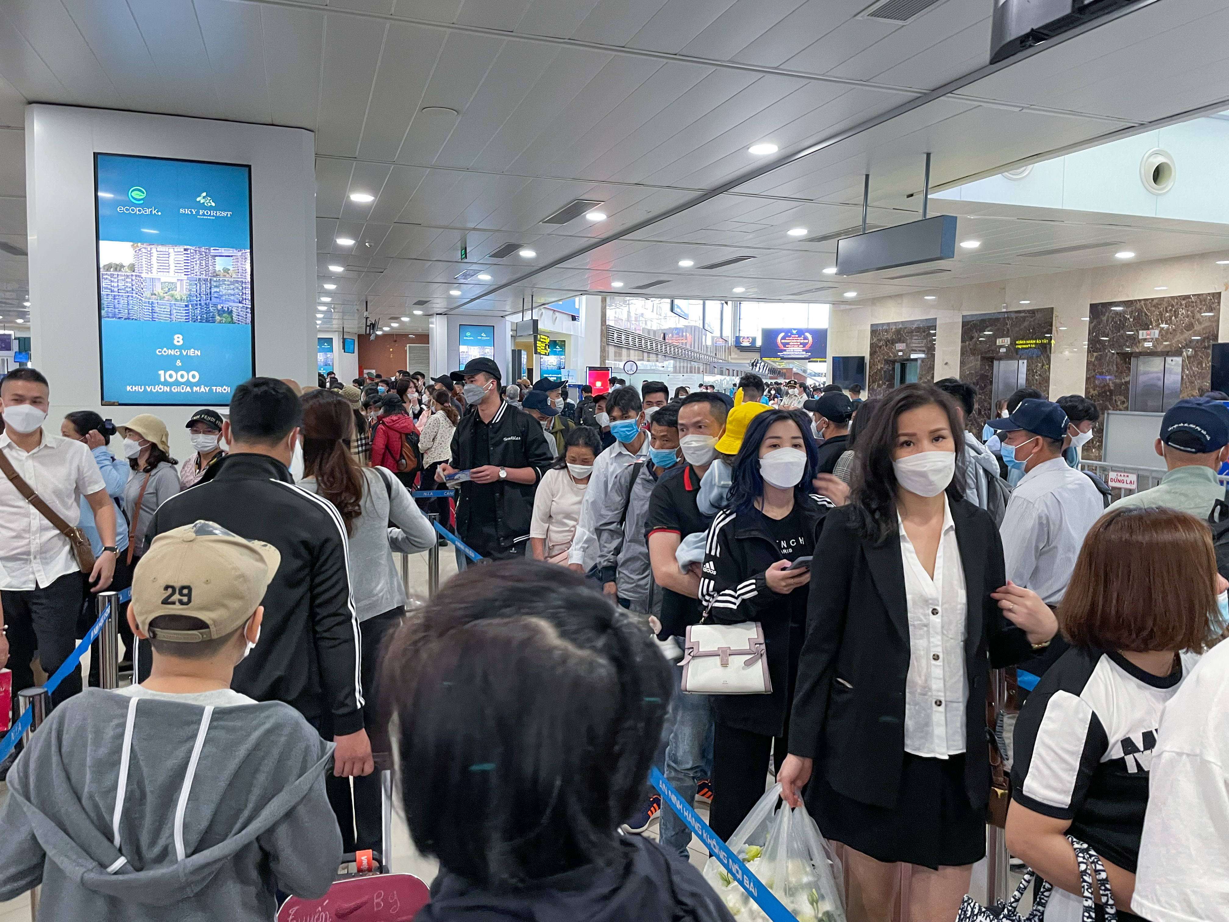 Khu vực kiểm tra an ninh s&acirc;n bay Nội B&agrave;i rất đ&ocirc;ng đ&uacute;c, nhộn nhịp như chưa hề c&oacute; dịch Covid -19.&nbsp;