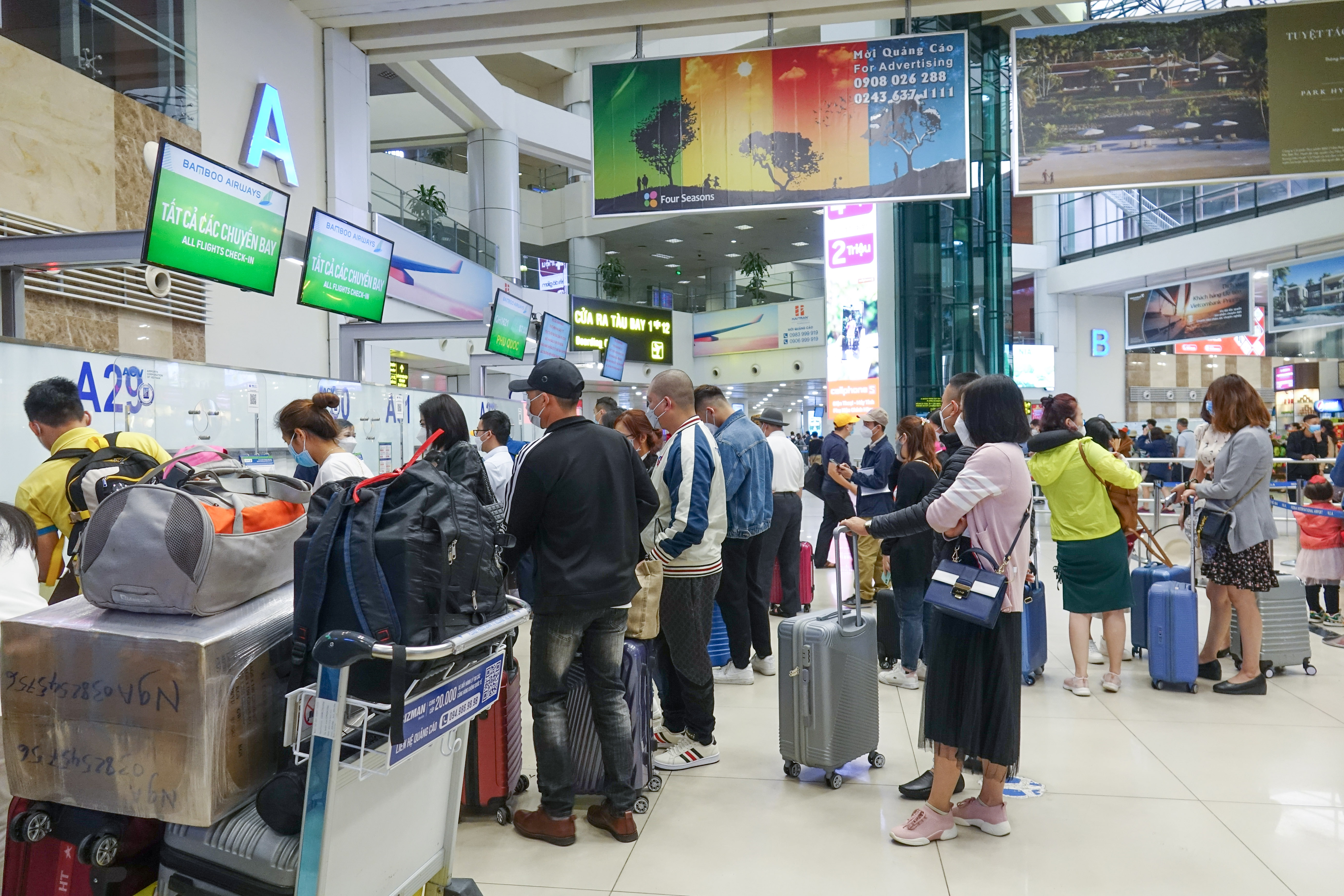 Nhiều người cho biết, do đọc tin tức về việc đ&ocirc;ng đ&uacute;c tại s&acirc;n bay n&ecirc;n đ&atilde; chủ động tới sớm trước giờ khởi h&agrave;nh khoảng 2,5 tiếng để l&agrave;m thủ tục check in, kiểm tra an ninh.&nbsp;