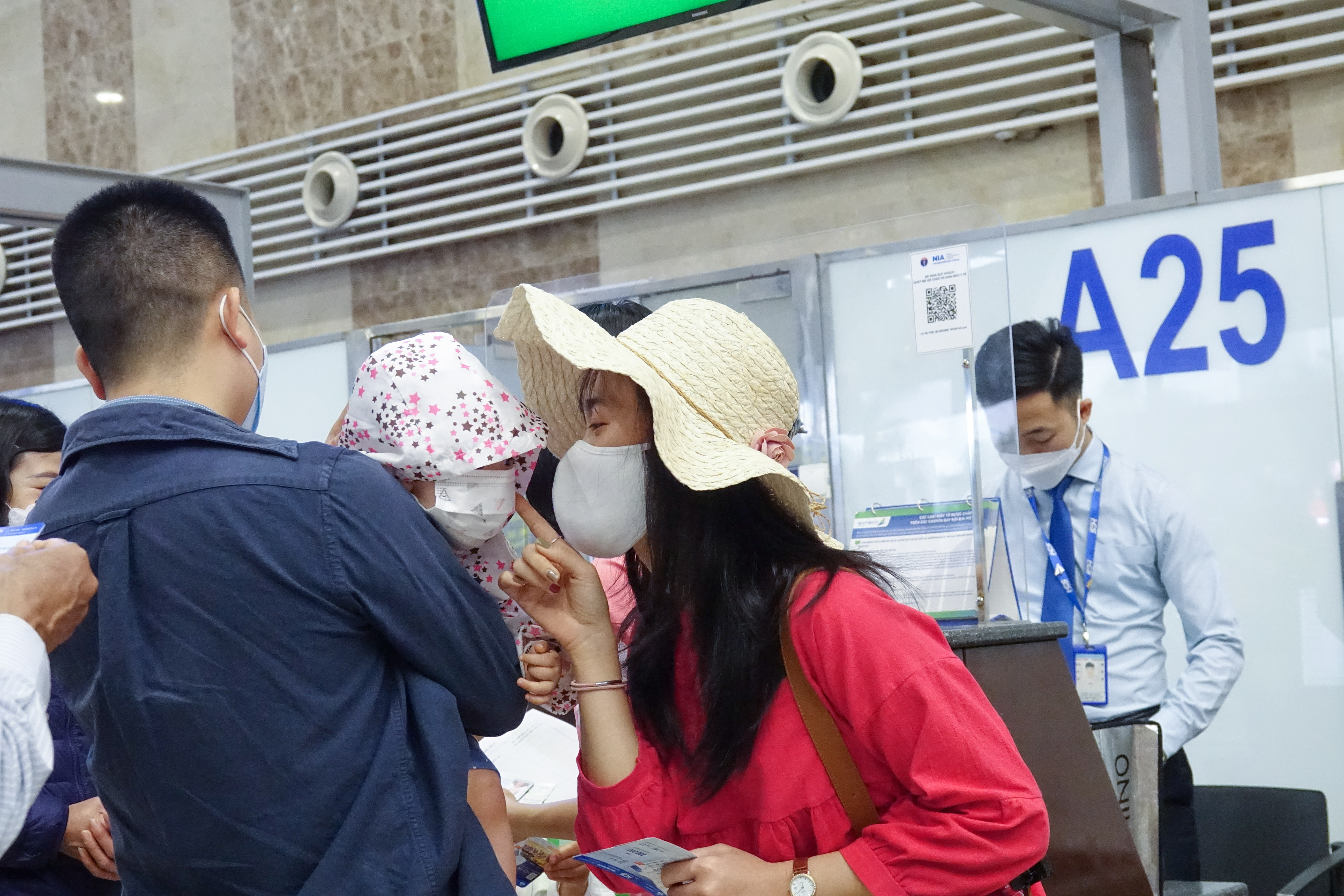 Covid -19 đã qua nên trẻ nhỏ được cha mẹ cho đi máy bay mà không lo sợ bị nhiễm bệnh. Việc đeo khẩu trang phòng dịch vẫn được tuân thủ tại sân bay. 