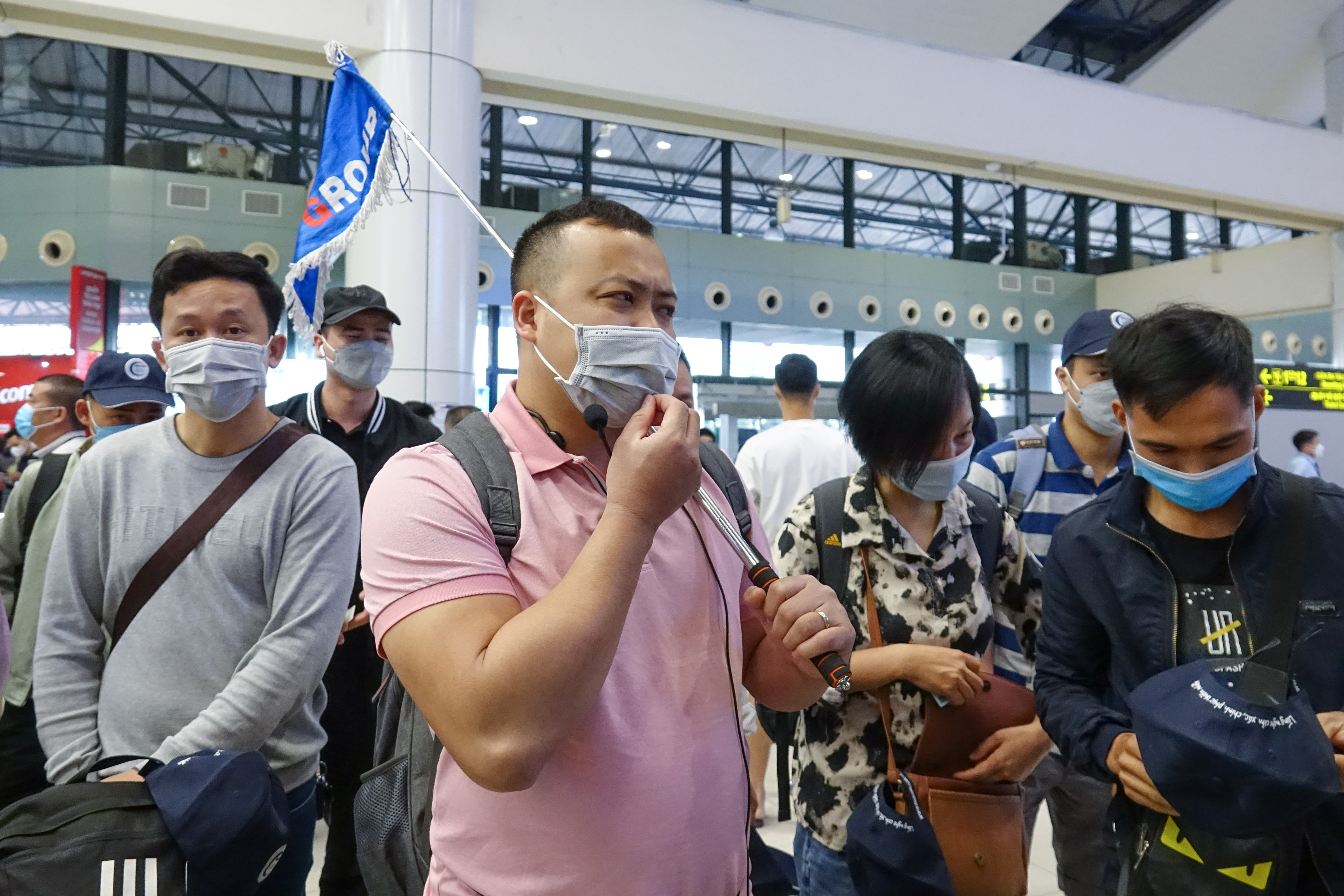 Đây là chuyến dẫn khách thứ 2 trong tháng 4/2022 của anh Nguyễn Hữu Cường, Công ty Mercare Travel. Anh Cường cho biết, nghỉ dịch hơn 2 năm nên rất nhớ nghề. Hiện nay, khi tình hình dịch bệnh đã được kiểm soát, giới hướng dẫn viên rất sung sướng, hạnh phúc vì được trở lại với nghề. 