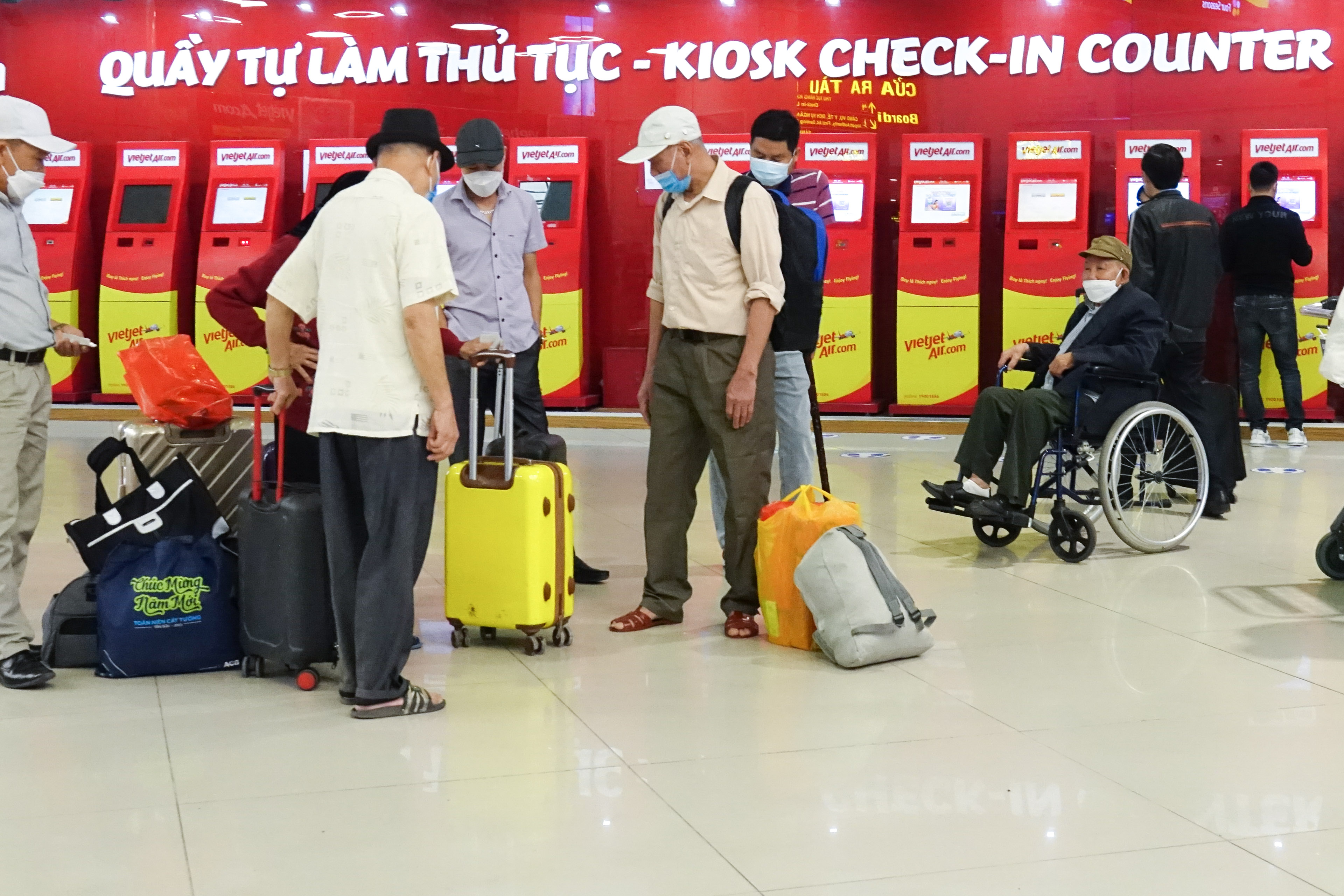 Chỉ cách đây 2, 3 tháng thì việc ra sân bay và di chuyển đường dài là rất khó khăn với những người cao tuổi. Nhưng hiện nay, các cụ già đã có thể thoải mái đặt vé máy bay đi du lịch, thăm người thân. 