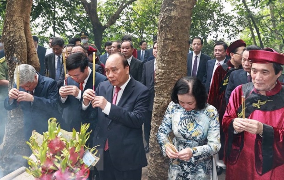 Chủ tịch nước Nguyễn Xuân Phúc cùng lãnh đạo Đảng, Nhà nước dâng hương tưởng nhớ các Vua Hùng.