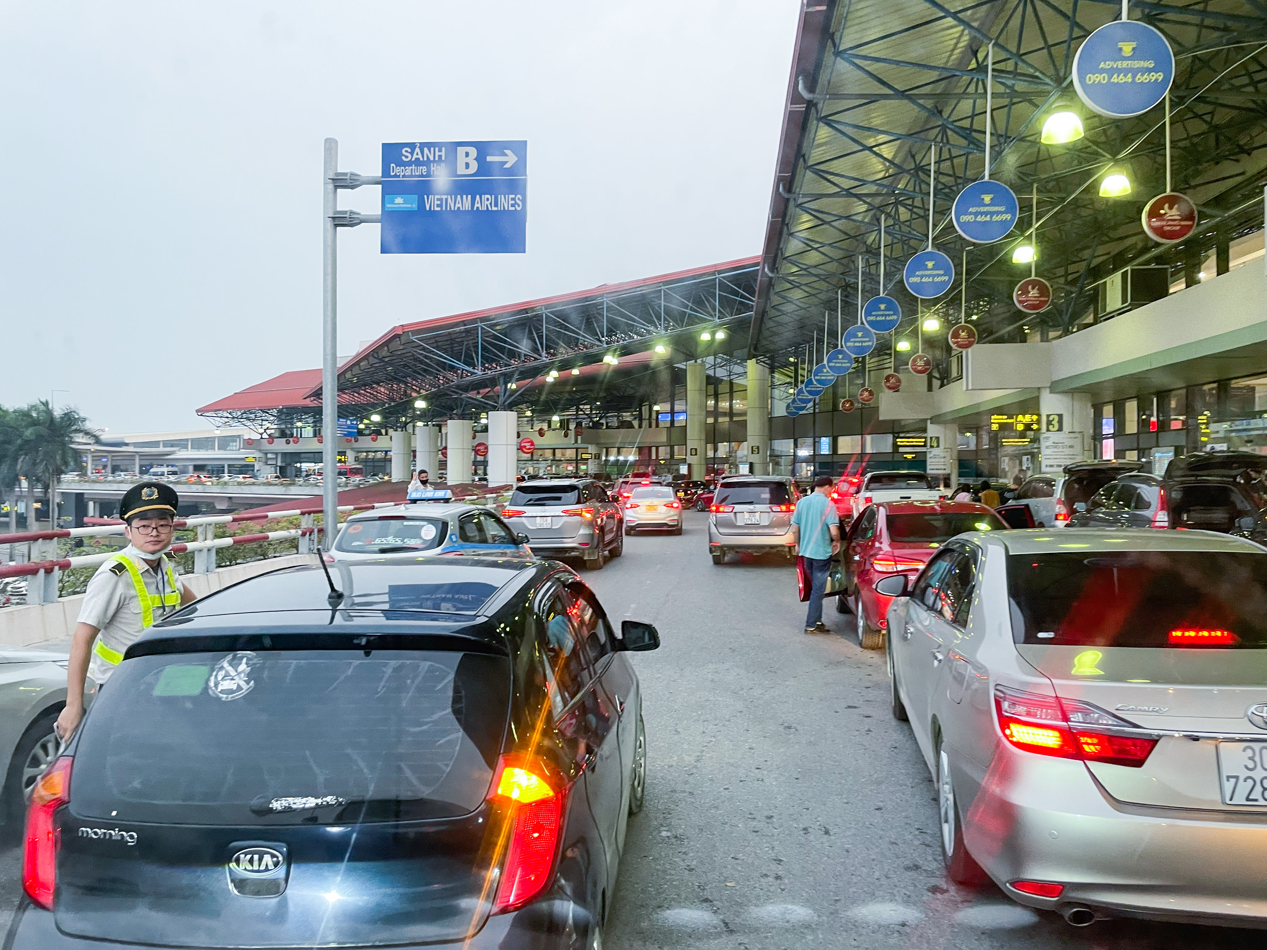 Tại sảnh của Cảng H&agrave;ng kh&ocirc;ng Quốc tế Nội B&agrave;i, trong những khung giờ cao điểm một số ng&agrave;y gần đ&acirc;y, thường xuy&ecirc;n xuất hiện t&igrave;nh trạng &ugrave;n ứ xe &ocirc; t&ocirc; do lượng h&agrave;nh kh&aacute;ch tăng cao đột biến.&nbsp;