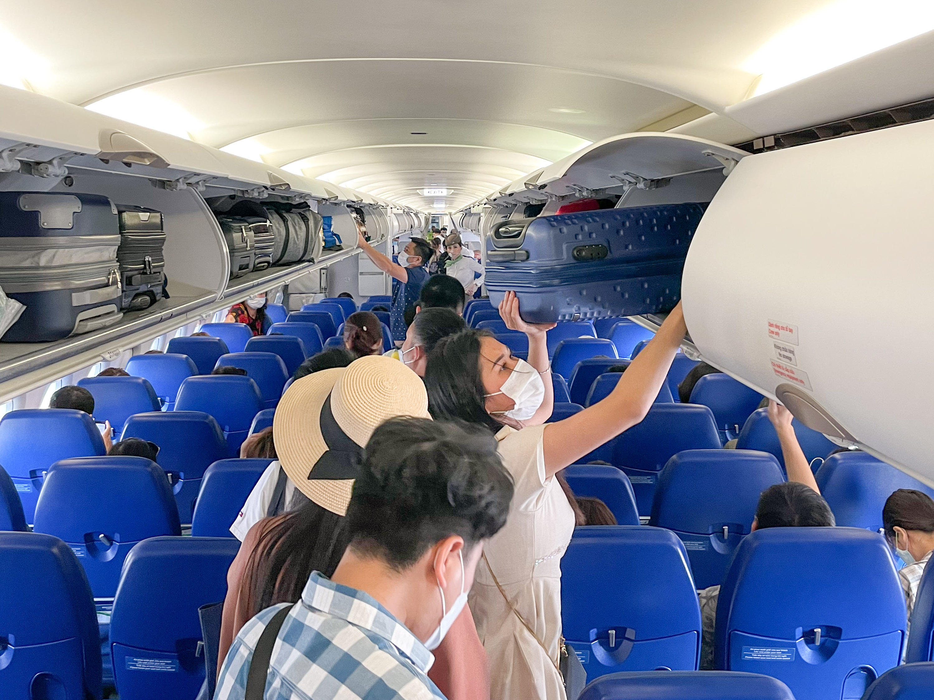 Các chuyến bay từ Hà Nội vào những tỉnh phía Nam và ngược lại thường chật kín hành khách. 