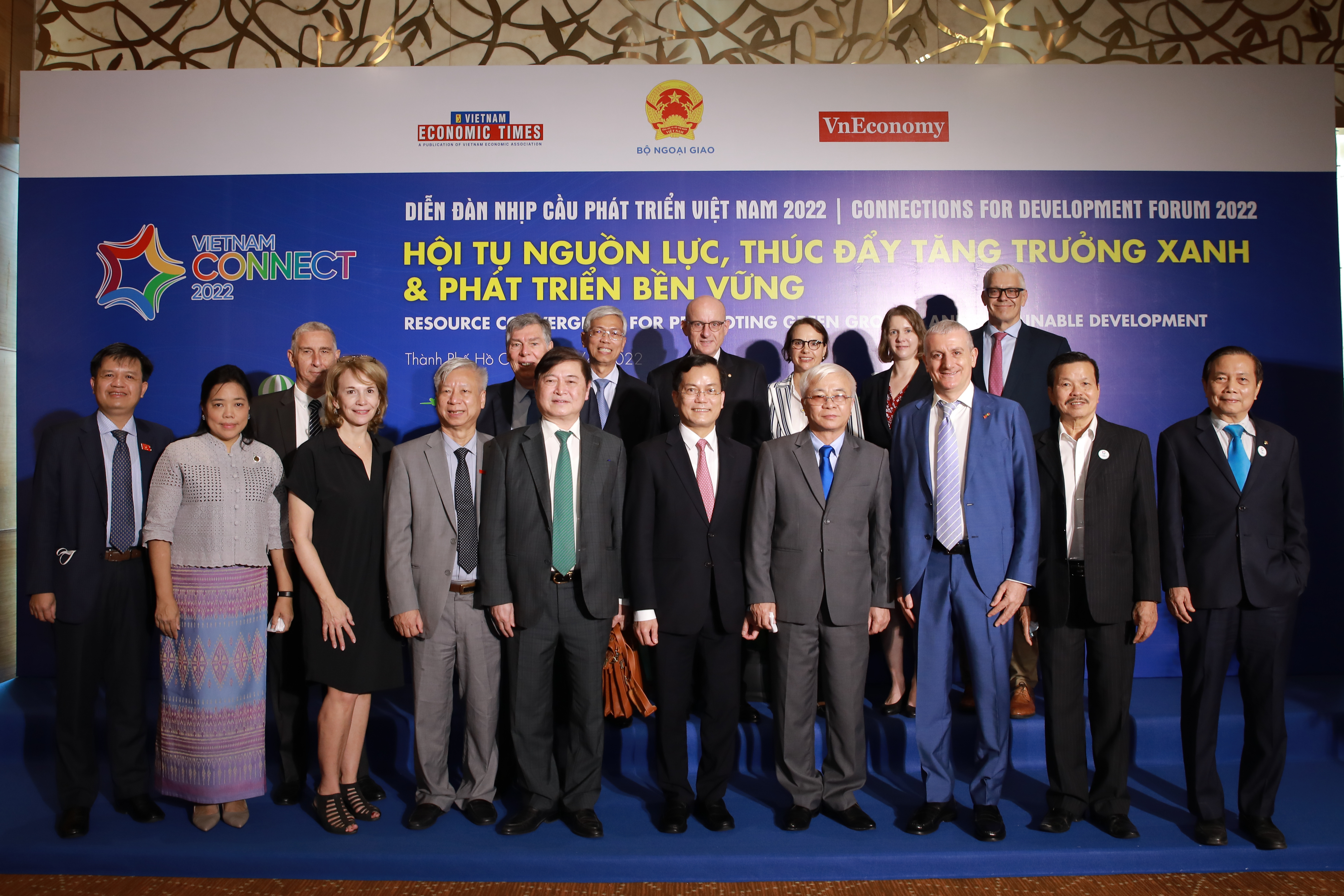 Sau gần 3 giờ làm việc liên tục, Diễn đàn Nhịp cầu phát triển năm 2022 đã khép lại với những tham luận chất lượng của nhiều đại biểu. Thứ trưởng Bộ Ngoại giao Hà Kim Ngọc, Tổng biên tập Tạp chí Kinh tế Việt Nam, Tiến sĩ Chử Văn Lâm chụp ảnh lưu niệm cùng các đại biểu. 