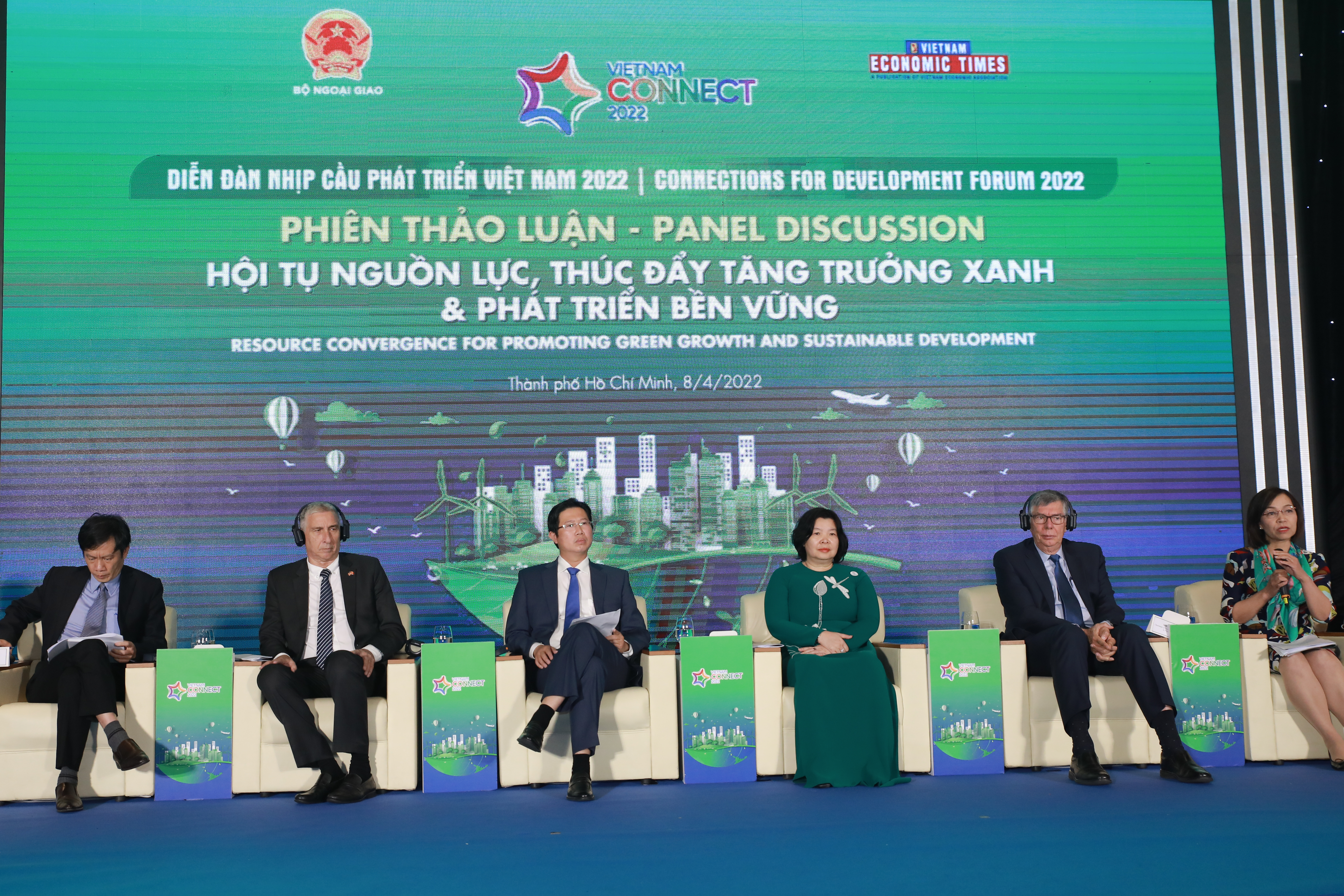 Các diễn giả thảo luận tại Diễn đàn ngày 8/4. 