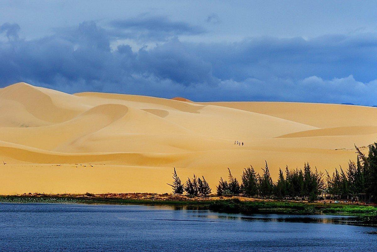 Sở hữu bãi biển trong xanh cùng nhiều thắng cảnh nổi tiếng, Mũi Né - Phan Thiết thu hút hàng triệu du khách mỗi năm.