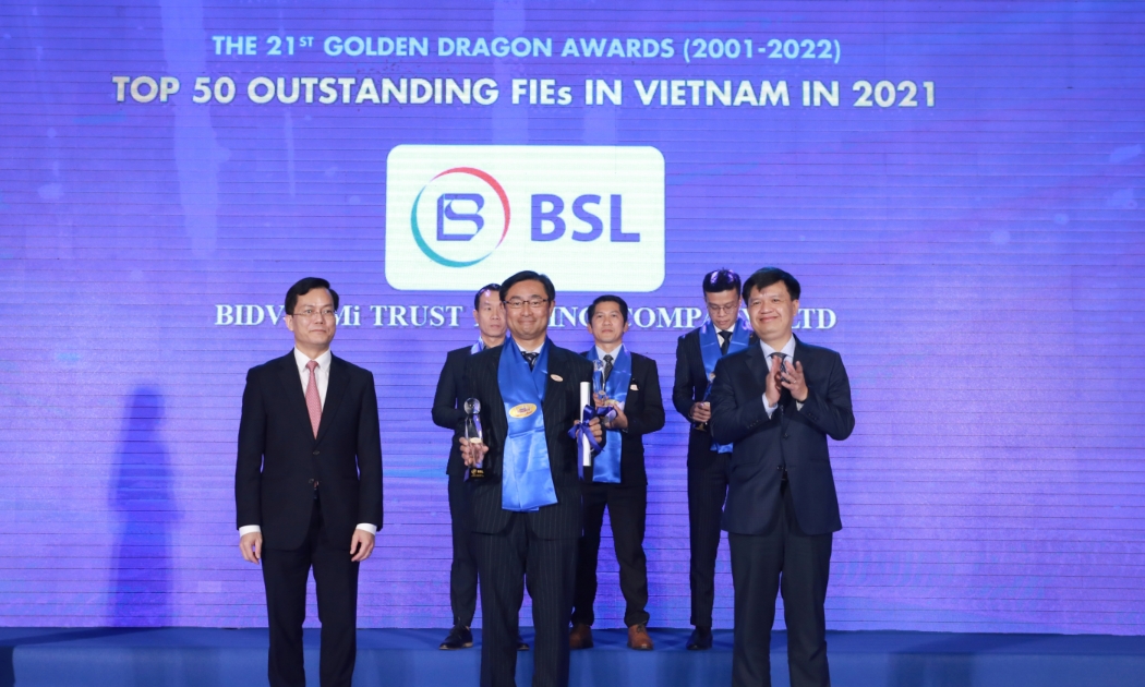 Ông Takahashi Satoshi, Phó Tổng giám đốc BIDV-SuMi TRUST Leasing (BSL) nhận cup và Chứng nhận do Ban Tổ chức trao tặng Top 50 Doanh nghiệp FDI tiêu biểu thúc đẩy tăng trưởng xanh tại Chương trình Liên hoan các doanh nghiệp Rồng Vàng lần thứ 21.