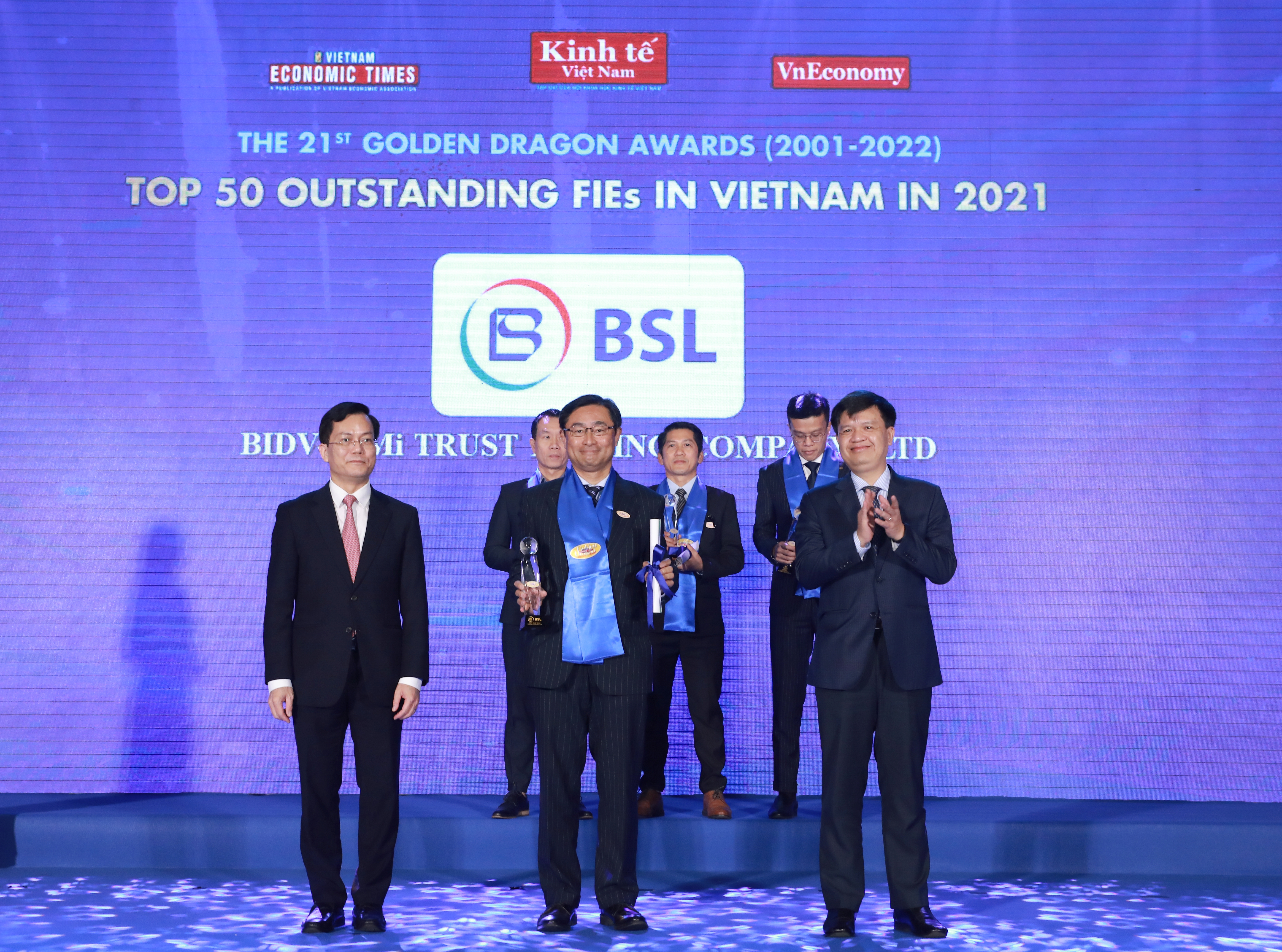 Ông Takahashi Satoshi, Phó Tổng giám đốc BIDV-SuMi TRUST Leasing (BSL) nhận cup và Chứng nhận do Ban Tổ chức trao tặng Top 50 Doanh nghiệp FDI tiêu biểu thúc đẩy tăng trưởng xanh tại Chương trình Liên hoan các doanh nghiệp Rồng Vàng lần thứ 21.