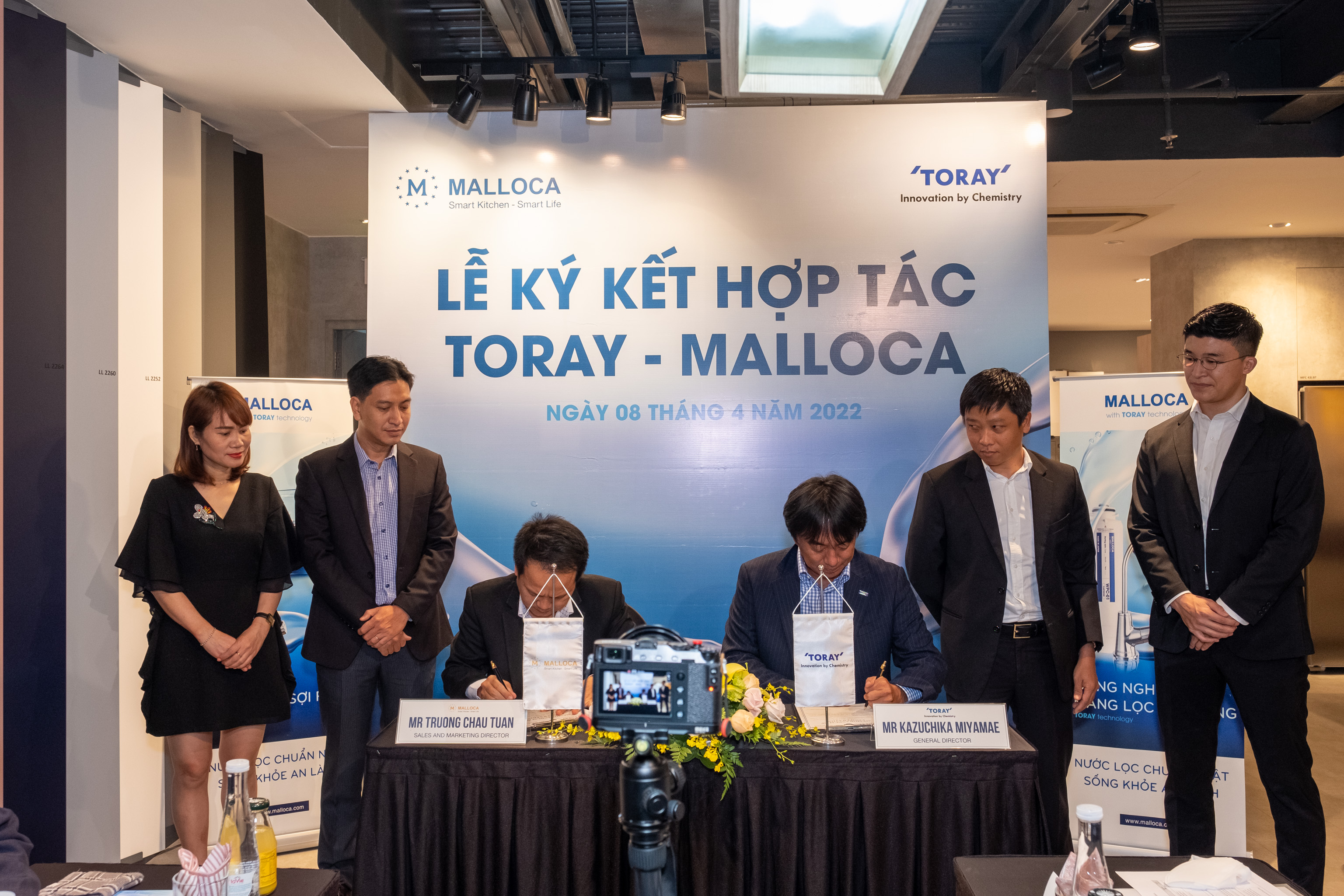 Đại diện Malloca và Toray ký biên bản hợp tác.