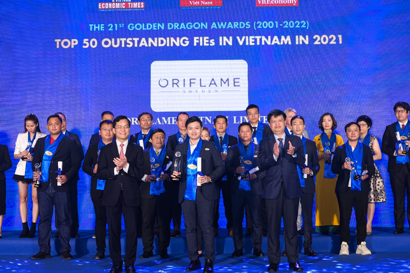 &Ocirc;ng L&ecirc; Đ&ocirc;ng &Aacute;nh - GĐ Chi nh&aacute;nh Oriflame tại TP. HCM thay mặt Oriflame nhận giải thưởng.