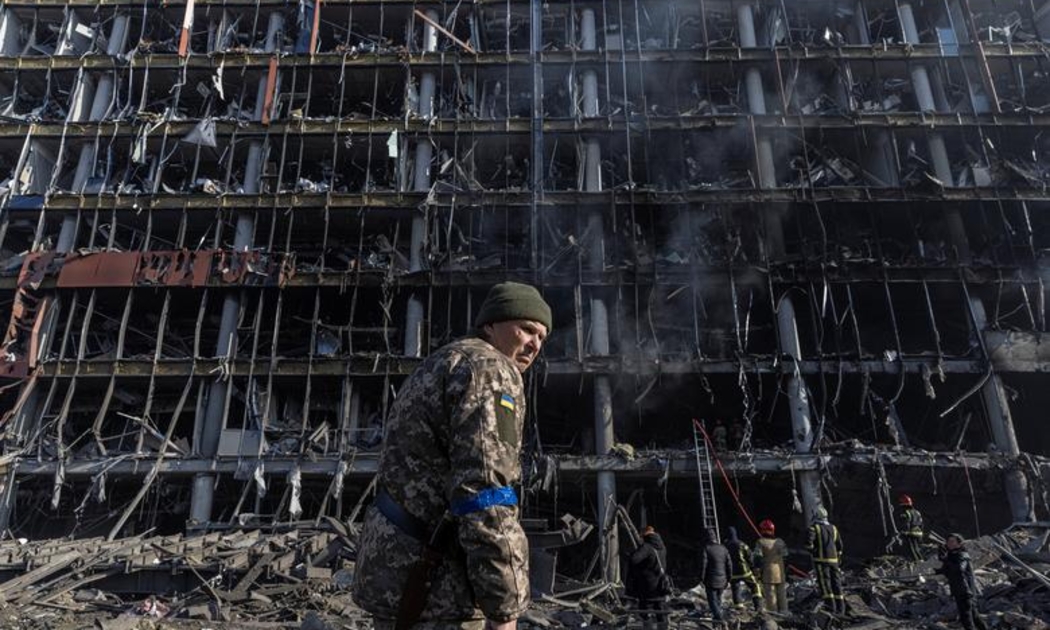 Nhiều cơ sở hạ tầng của Ukraine bị phá huỷ trong chiến tranh Nga-Ukraine - Ảnh: Reuters.