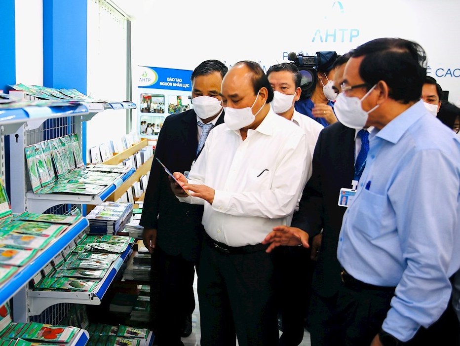 Chủ tịch nước Nguyễn Xu&acirc;n Ph&uacute;c c&ugrave;ng đo&agrave;n c&ocirc;ng t&aacute;c tham quan m&ocirc; h&igrave;nh NNCNC của Khu N&ocirc;ng nghiệp c&ocirc;ng nghệ cao TP.HCM&nbsp; - Ảnh: CNC.