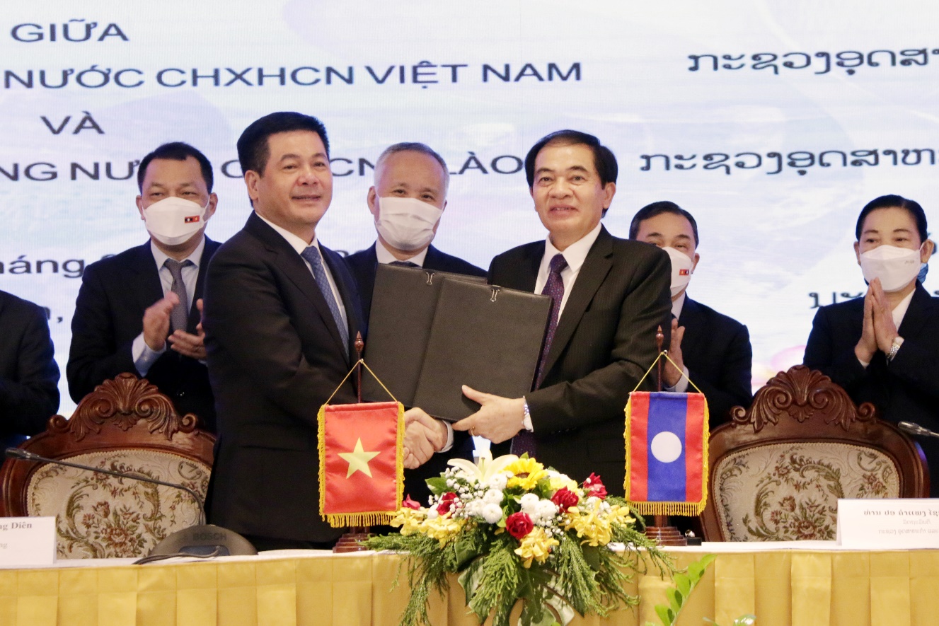 Hai bên ký kết Biên bản hợp tác phát triển thương mại biên giới giữa hai nước làm cơ sở để hai bên xây dựng và triển khai nhiệm vụ trong thời gian tới.