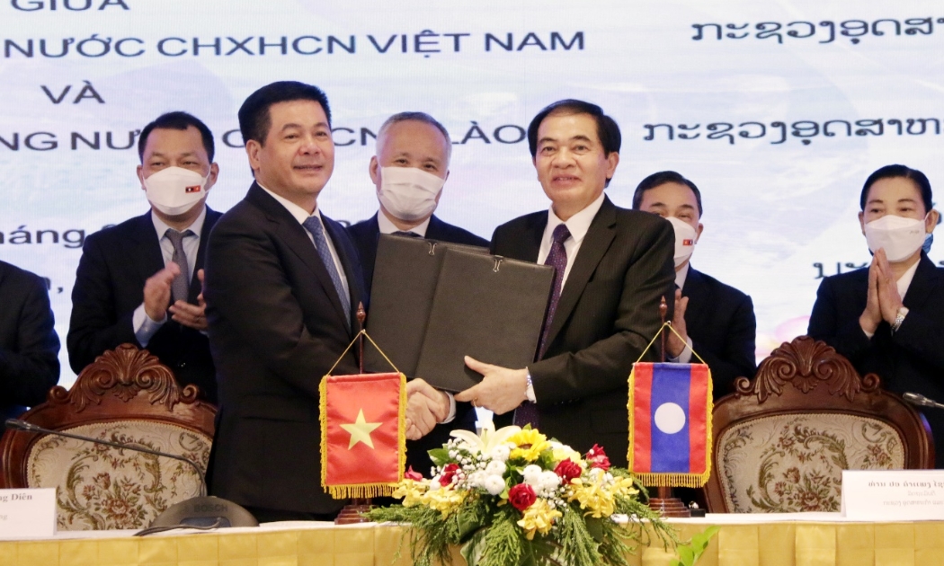Hai bên ký kết Biên bản hợp tác phát triển thương mại biên giới giữa hai nước làm cơ sở để hai bên xây dựng và triển khai nhiệm vụ trong thời gian tới.
