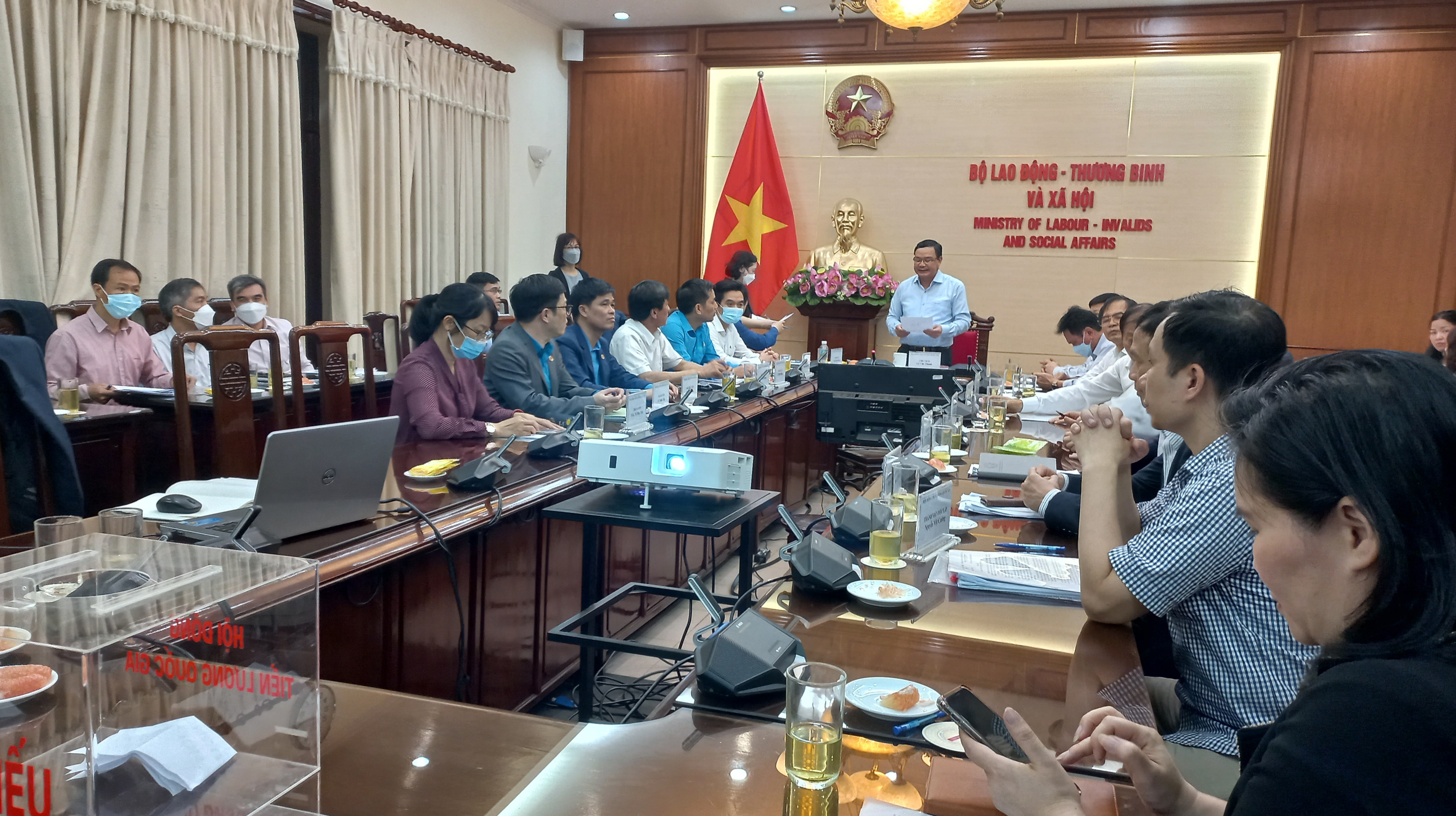 Phiên họp của Hội đồng Tiền lương Quốc gia sáng 12/4. Ảnh - Nhật Dương. 