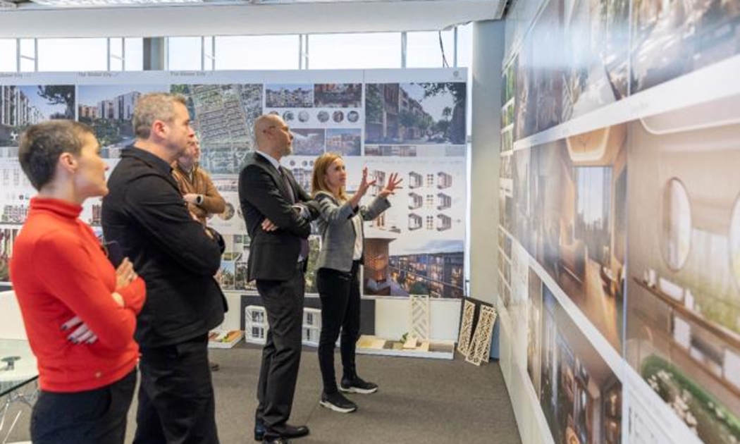 Ông Youssef Akila, Giám đốc Khối Thiết kế Masterise Homes cùng các kiến trúc sư Foster+Partners thảo luận tại trụ sở Foster+Partners tại London. Ảnh: Masterise Homes.