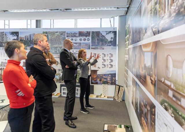 Ông Youssef Akila, Giám đốc Khối Thiết kế Masterise Homes cùng các kiến trúc sư Foster+Partners thảo luận tại trụ sở Foster+Partners tại London. Ảnh: Masterise Homes.