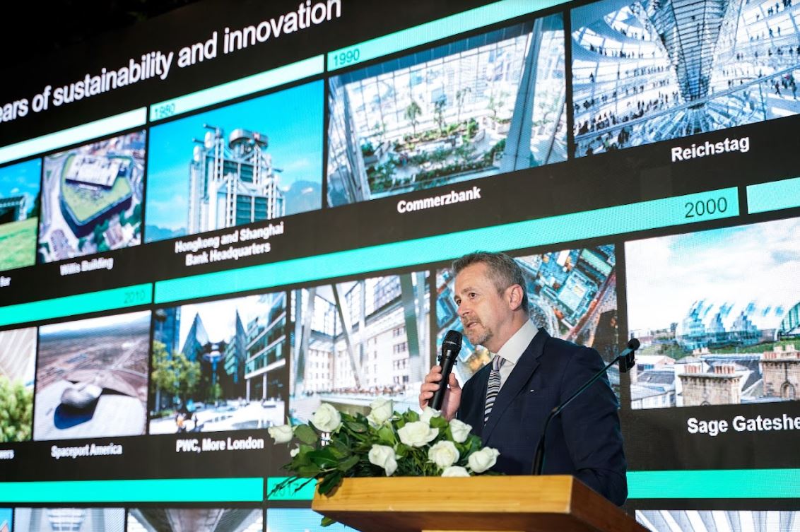 &Ocirc;ng Toby Blunt, Đối t&aacute;c cấp cao của Foster   Partners chia sẻ về chiến lược bền vững m&agrave; tập đo&agrave;n sẽ &aacute;p dụng v&agrave;o dự &aacute;n The Global City.