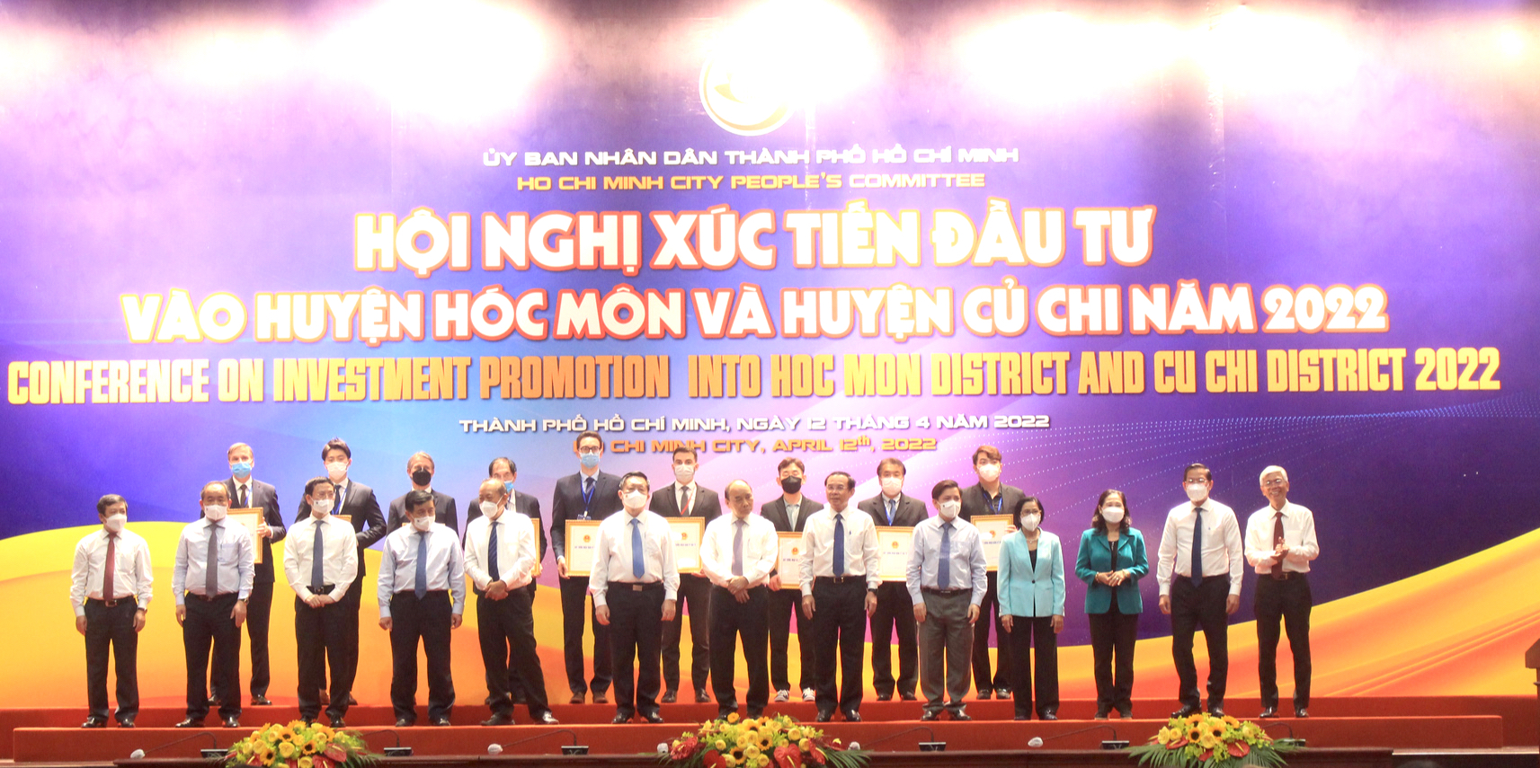 Trao giấy chứng nhận đầu tư cho nhà đầu tư trước sự chứng kiến của Chủ tịch nước Nguyễn Xuân Phúc và Bí thư Thành ủy TP.HCM Nguyễn Văn Nên. Ảnh: QT.