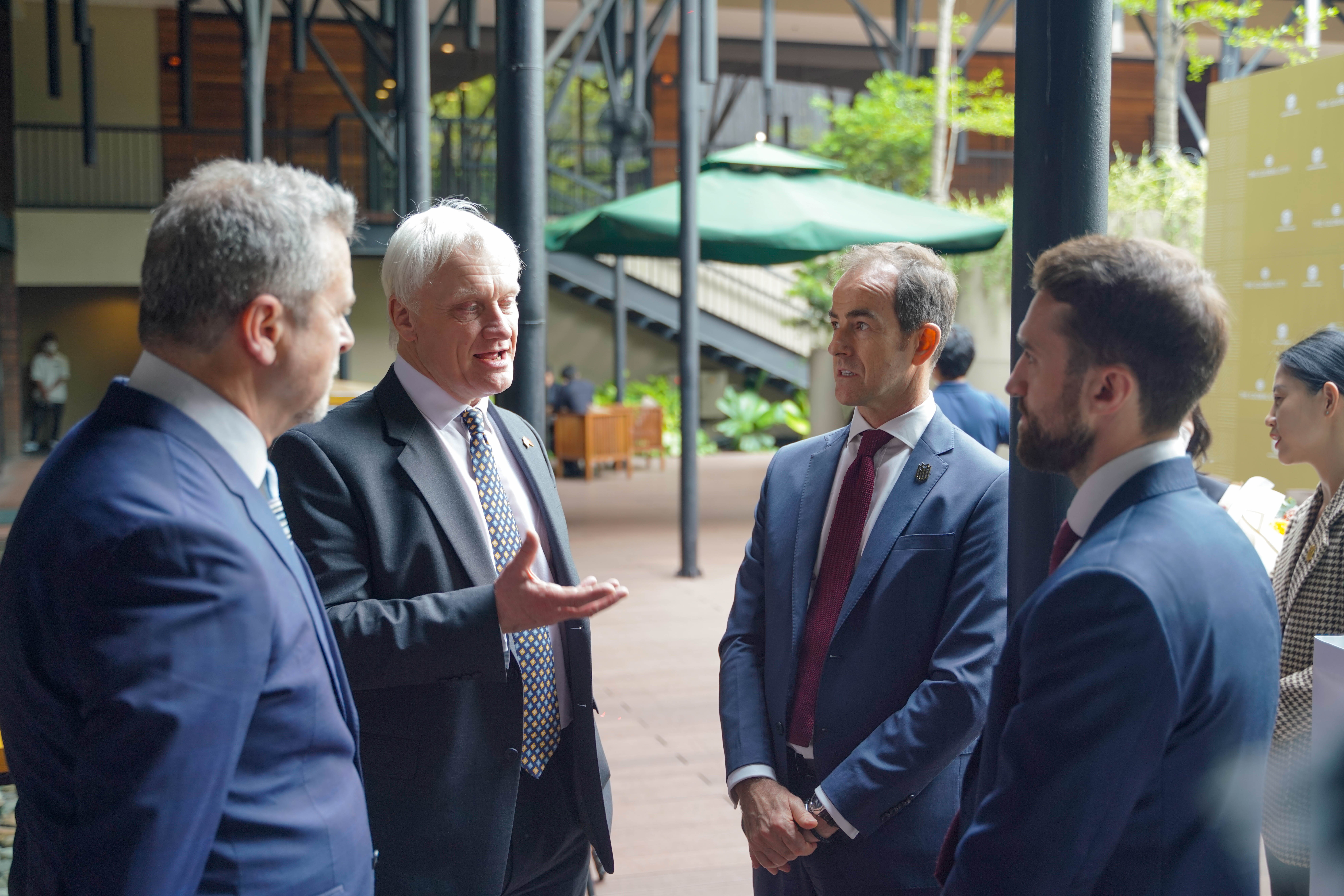 Ông Julian Wyatt, CEO Masterise Property Management đón tiếp lãnh sự quán Anh tại lễ ký kết giữa Masterise Homes và hai đối tác Anh Quốc. 