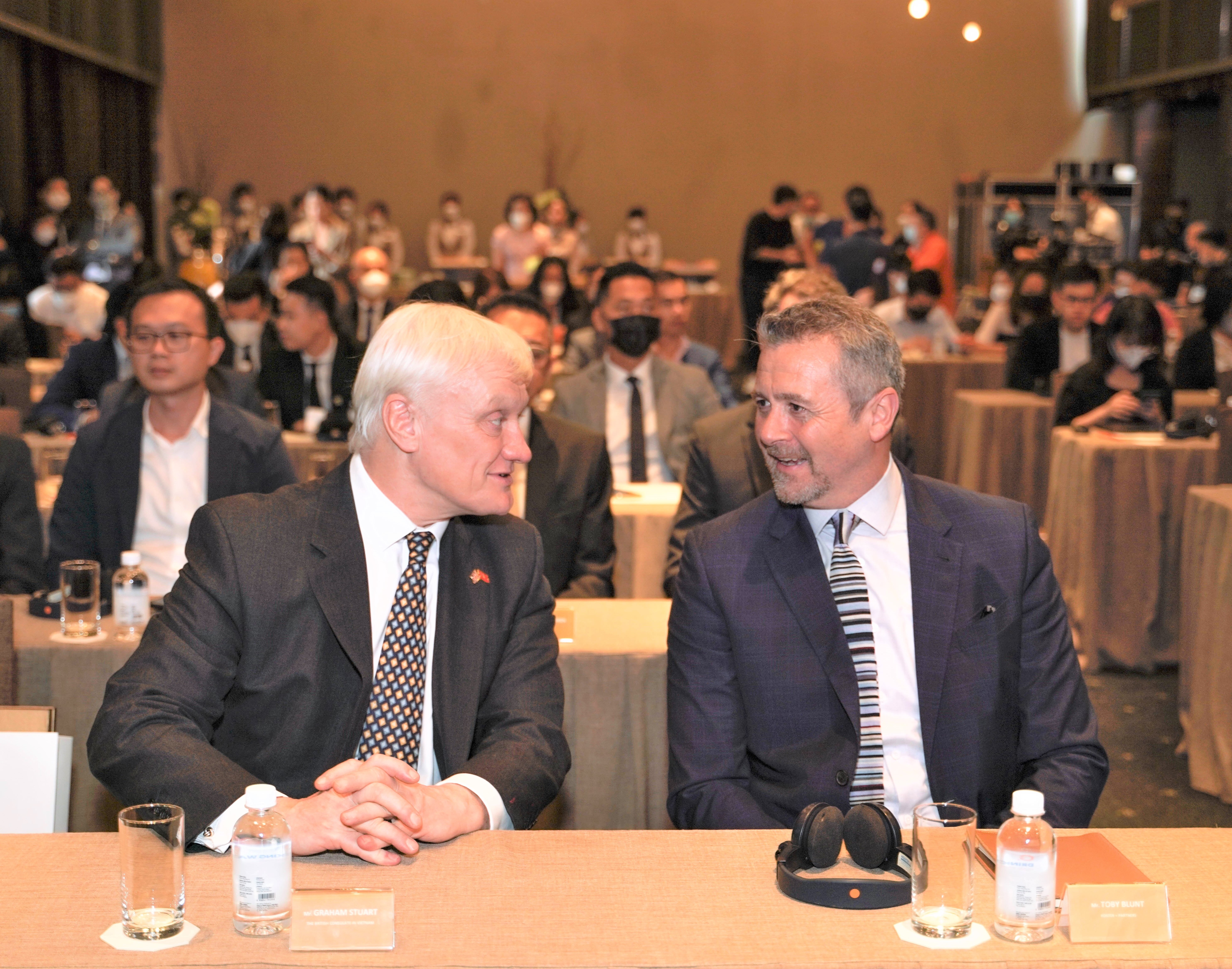 Nghị sĩ Graham Stuart, Đặc phái viên thương mại của Thủ tướng Anh tại Việt Nam, Campuchia và Lào trò chuyện với ông Toby Blunt, Đối tác cấp cao của Foster   Partners tại buổi ký kết.