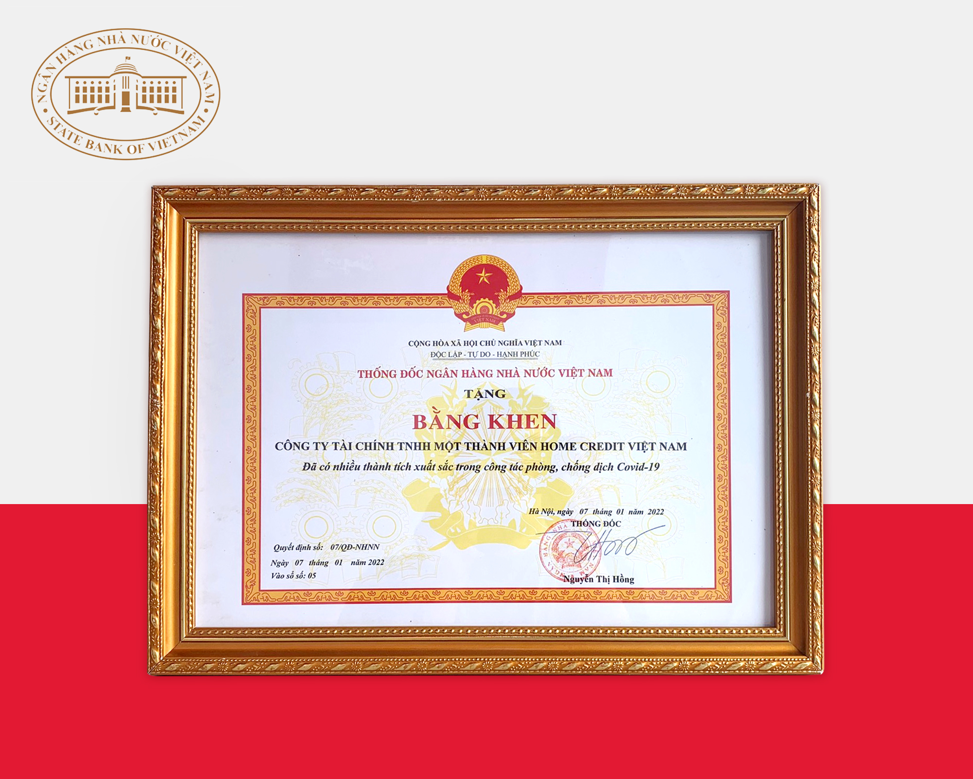 A Certificate of Merit from the SBV presented to Home Credit Vietnam for its contribution to supporting the community during Covid-19.