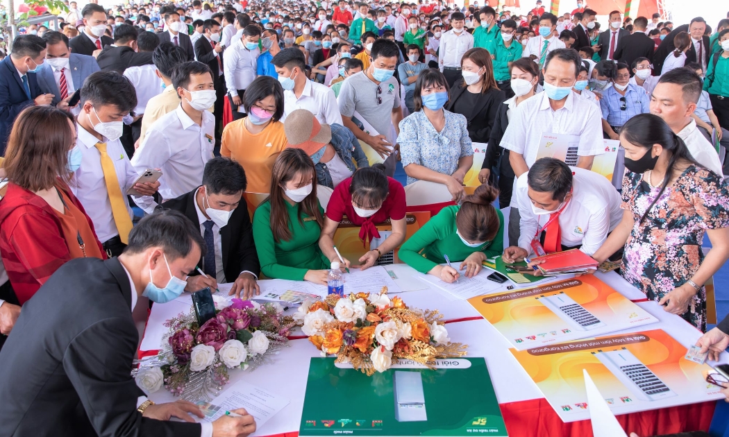 Thị trường đất nền Bình Dương nói chung, Phú Giáo nói riêng đang thu hút đông đảo nhà đầu tư. Ảnh chụp khách hàng chọn lựa sản phẩm đất nền do Hệ thống 5F phát triển.