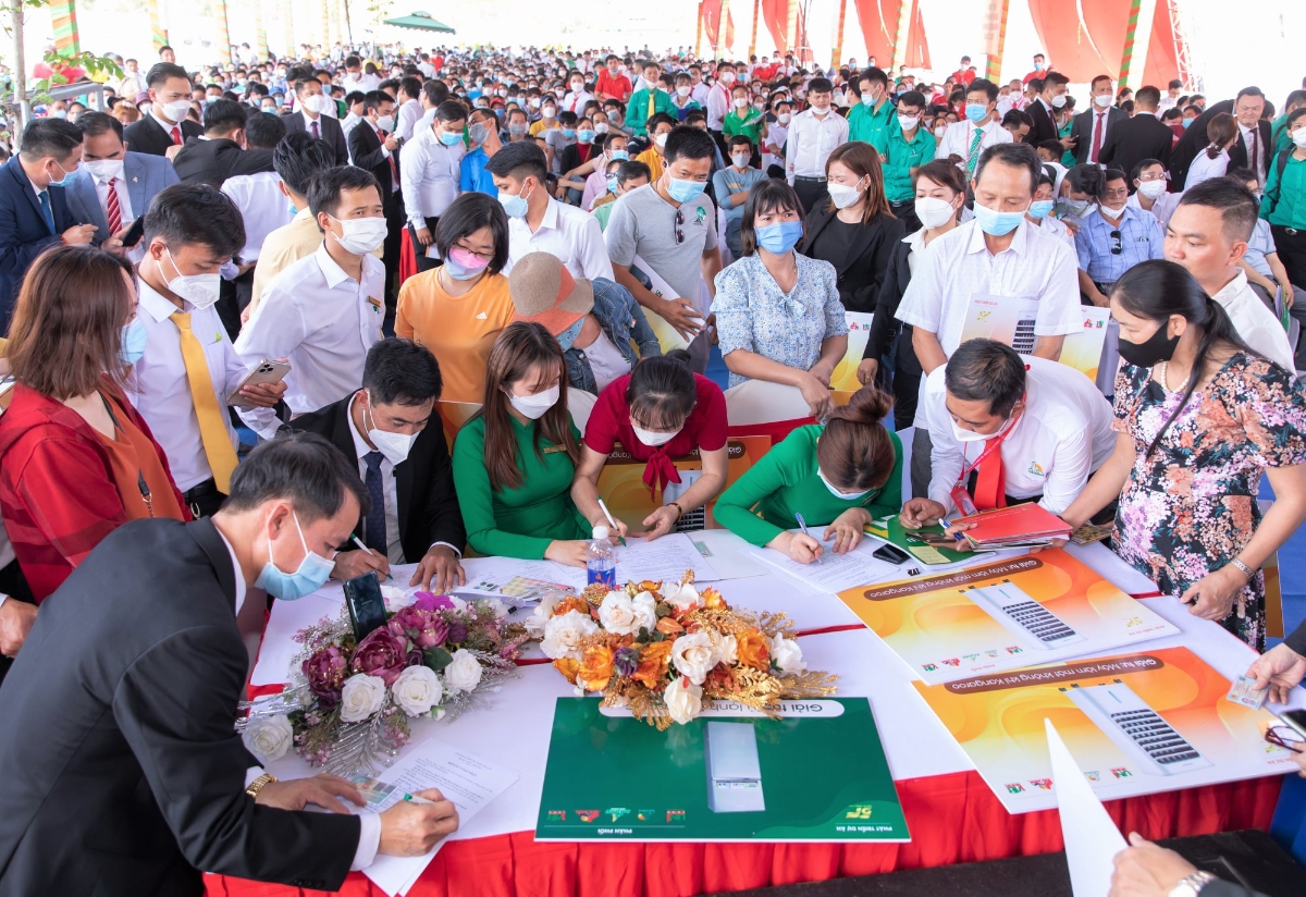 Thị trường đất nền Bình Dương nói chung, Phú Giáo nói riêng đang thu hút đông đảo nhà đầu tư. Ảnh chụp khách hàng chọn lựa sản phẩm đất nền do Hệ thống 5F phát triển.