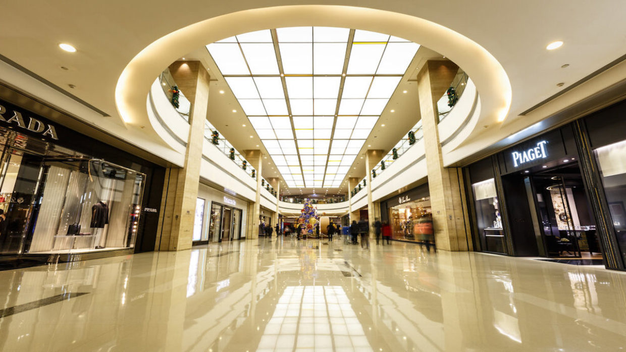 Biến động kinh tế khiến&nbsp;ng&acirc;n s&aacute;ch chi ti&ecirc;u của người ti&ecirc;u d&ugrave;ng đang bị &eacute;p chặt, ảnh hưởng đến nhu cầu đối với h&agrave;ng xa xỉ.