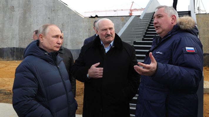 Tổng thống Nga Vladimir Putin (trái) và Tổng thống Belarus Alexander Lukashenko (giữa) đến thăm sân bay vũ trụ Vostochny ngày 12/4 - Ảnh: Getty Images