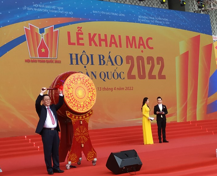 Bí thư Trung ương Đảng, Trưởng Ban Tuyên giáo Trung ương Nguyễn Trọng Nghĩa đánh trống khai Hội báo.