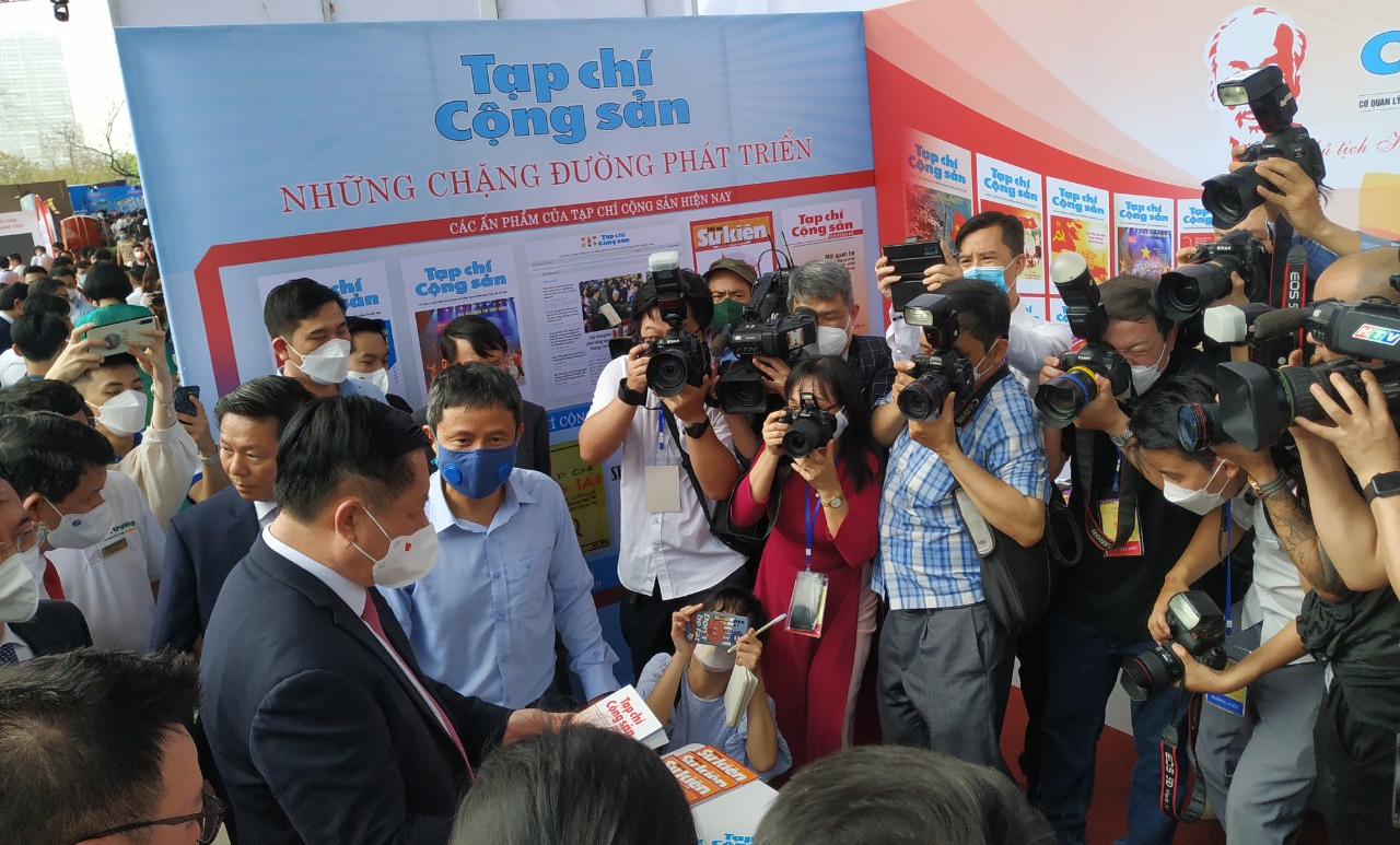 Trưởng Ban tuy&ecirc;n gi&aacute;o Trung ương Nguyễn Trọng Nghĩa thăm quan c&aacute;c gian trưng b&agrave;y b&aacute;o ch&iacute;