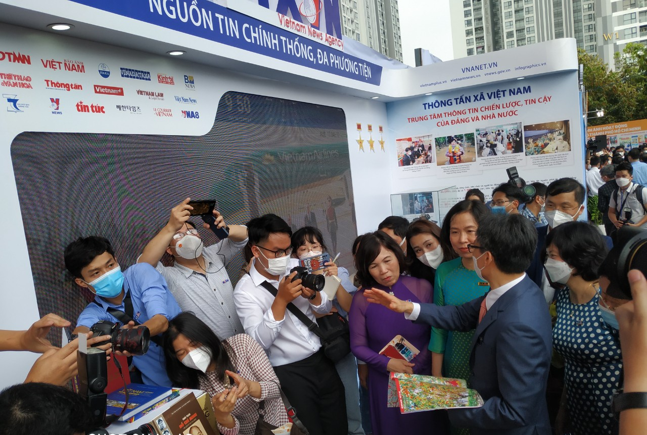 Phó Thủ tướng Vũ Đức Đam tham quan gian trưng bày của Thông tấn xã Việt Nam