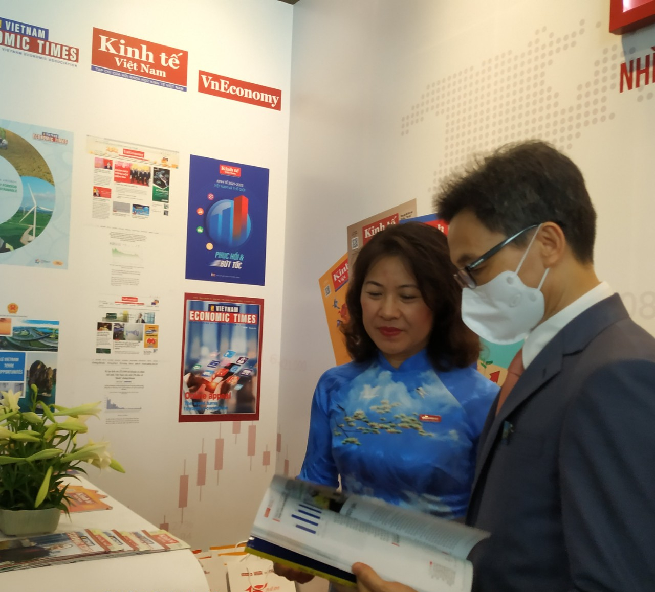 Ph&oacute; Thủ tướng Vũ Đức Đam thăm gian trưng b&agrave;y của Tạp ch&iacute; Kinh tế Việt Nam/VnEconomy.